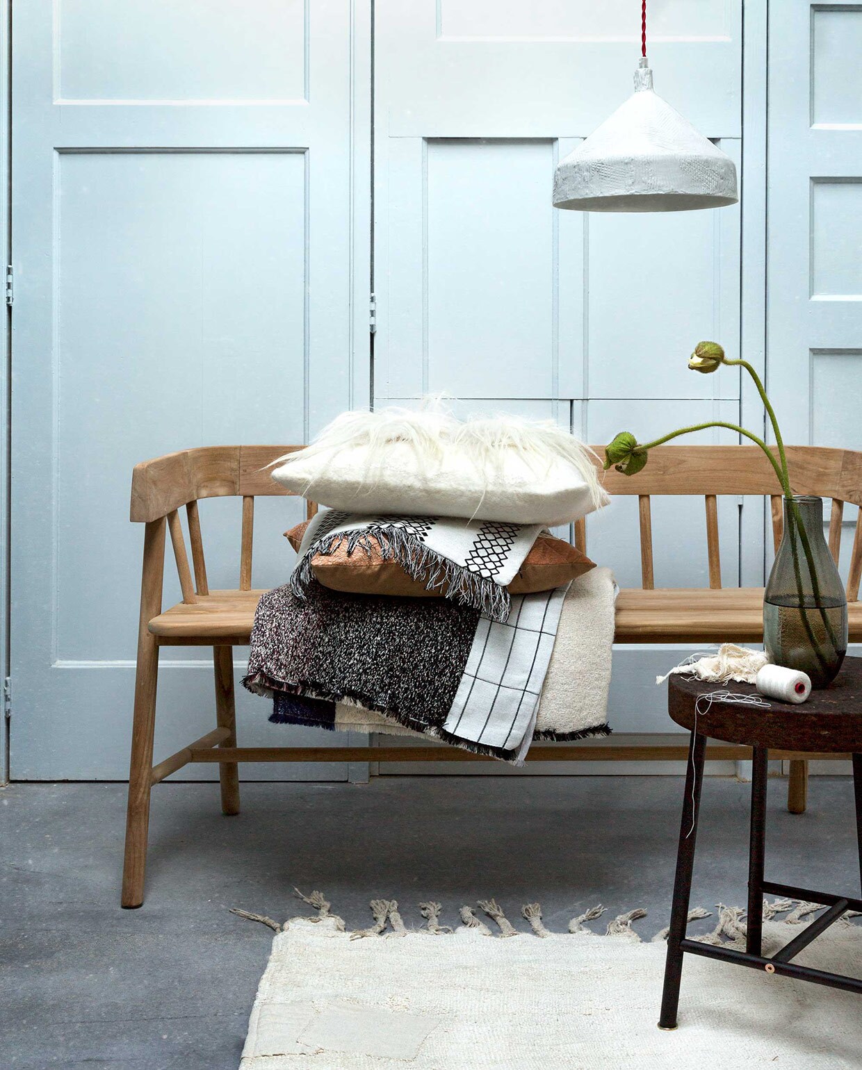 (Ikea).  (Villa Jipp). Vloerkleed ().  (Store without a home). Stapel van boven naar beneden: wollen kussen (),  met franjes (H&amp;M Home),  (Villa Jipp),  van Mae Engelgeer (Restored). vtwonen 03-2016 | Fotografie Sanne Tulp | Styling Anke Helmich