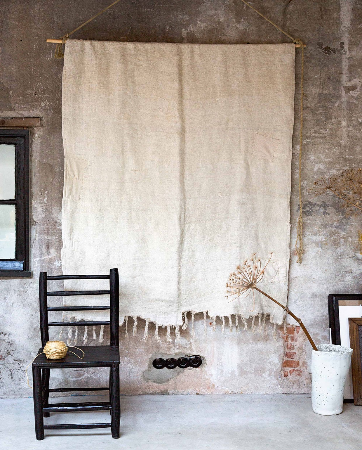 Zwarte stoel (dxbxh) (). Kleed (). Witte  (Daniel van Dijck). Klos touw en lijsten privébezit. vtwonen 03-2016 | Fotografie Sanne Tulp | Styling Anke Helmich