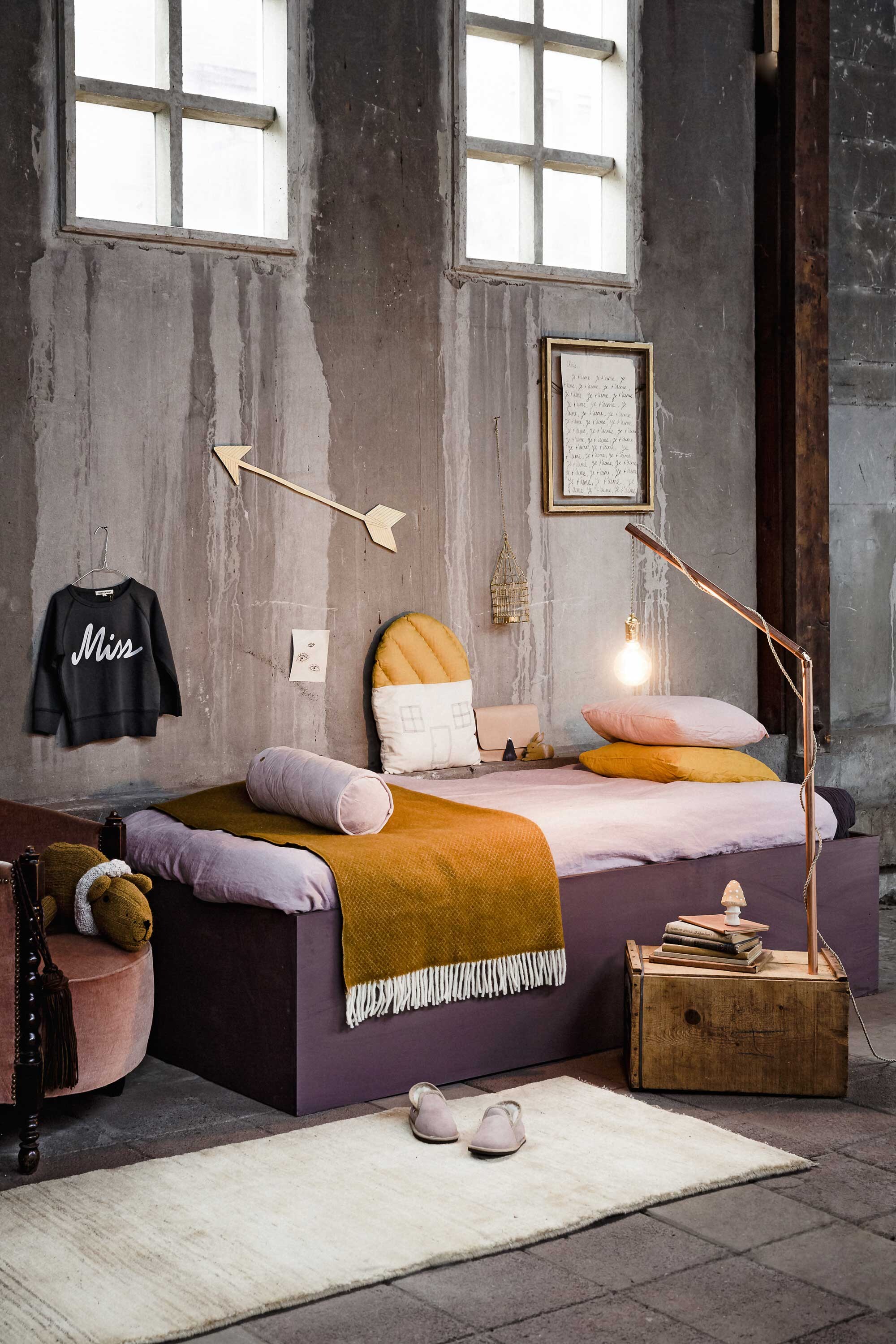 Bed gemaakt van mdf is geschilderd in kleur Mandrake van Bauwerk Colour, muur geschilderd in kleur Cardamom van Bauwerk Colour (). Oudroze stoel, oude goudkleurige lijst ().  Persisk Gabbeh (Ikea).  linnen,  roze linnen, kussensloop mosterd-kleurig linnen, rolkussen (). van Klippan 100% lamswol, donkergroene sweater, , leren oudroze tasje, sloffen, paddenstoel van rubber, diertje van rubber (). Leren kwasten (). Knuffeltijger, handgemaakt door Liza Wassenaar (). Goudkleurige pijl op de wand (). Gloeilamp, fitting, snoer, stekker (). Tekening met tekst gemaakt door Julia Lefeber. Oude boeken privébezit.