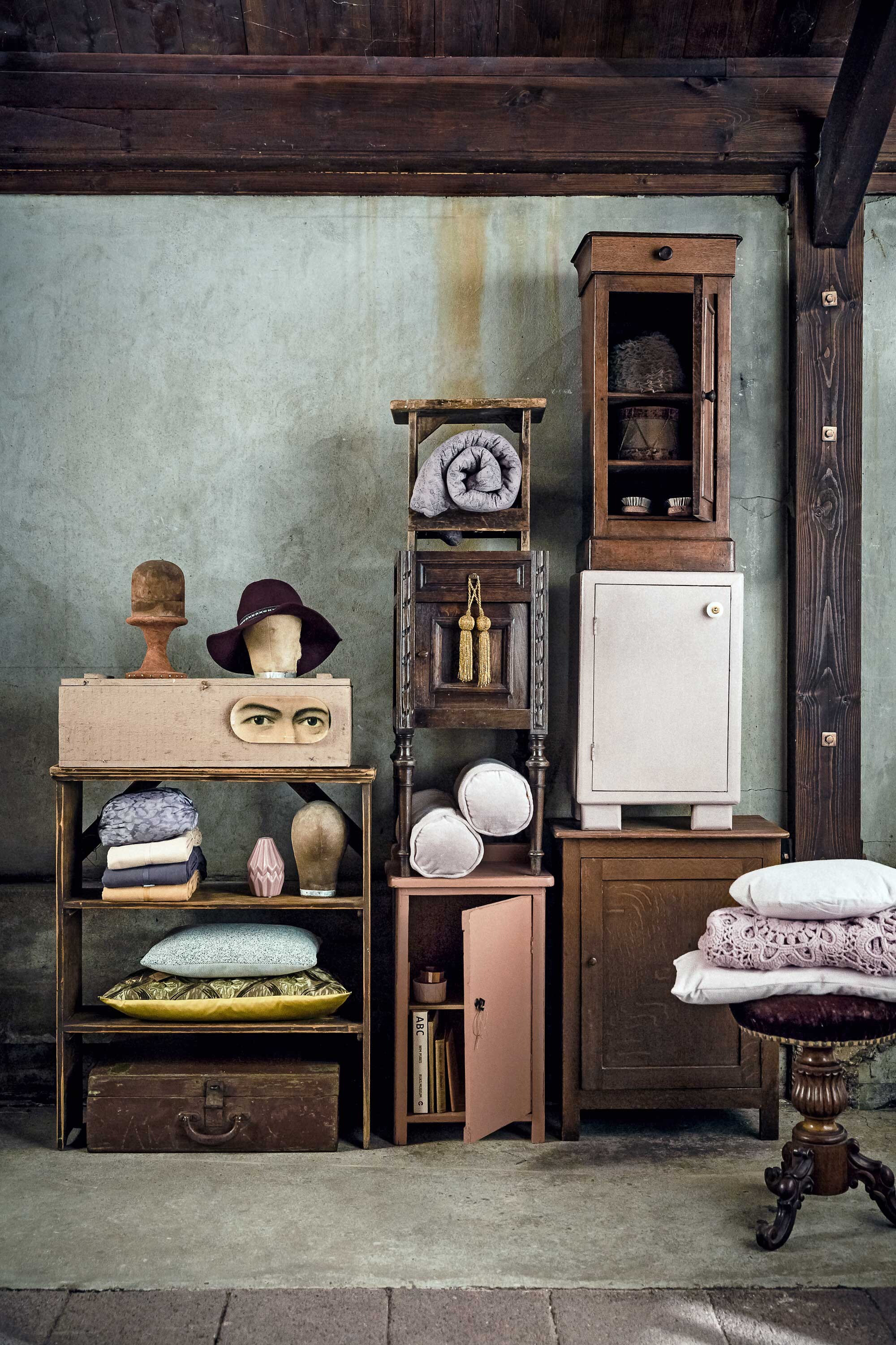 Oude kastjes, koffer, krukje, pianokruk (). Gehaakt roze plaid, goudkleurige kwasten (). , bord met ogen (). Hoedenhouder (). Roze kussens op pianokrukje (). Groen-geel zijden kussen van Designers Guild, toilettas Ciottoli van Designers Guild (). Kussen in grijs/zwart/wit ().  (Dille &amp; Kamille). Borstels, boeken ().  (Imps &amp; Elfs). Roze vaasje, goudkleurige waxinelichthouder (). Opgerold plaid, opzetvoet van roze fluweel (). Overig privébezit.