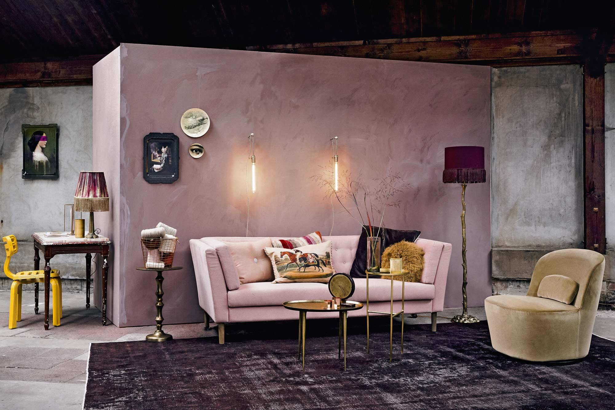 De mdf wanden zijn geschilderd in kleur Cardamom van Bauwerk Colour (). Oudroze bank, rond kussen, bronskleurige mand, goudkleurig huisje, koperkleurige waxinelichtjes (). Vintage vloerkleed (). Goudkleurige tafel op één poot (). Hoge goudkleurige tafel, goudkleurige tafel laag, auberginekleurig kussen (). Tafel met marmeren blad (). Schilderij/dienblad Ida 5 van Ibride (links aan de wand), schemerlamp op tafel met tie dye kap, dienblad met naaktkat Victoire van Ibride , grote spijkers (). Gele stoel Chubby Chair van Dirk van der Kooij (). Goudkleurige notitieboekjes Paseo Gold van Christian la Croix, kussen Royal Promenade van de Royal Collection van Designers Guild ().  met knoop (Hay Amsterdam). Kussenhoes kelim,  (). Staande lamp bestaande uit kap met donkerbruine franjes van Scotch Collectables () en koperen voet Vaughan prijs op aanvraag (). Borden aan de wand van John Derian, groot, klein (). Lampen met kooldraad, fitting met goudkleurige schakelaar, snoer (). Klossen garen, boeken, klok (). Vaas (). Lantaarn ().