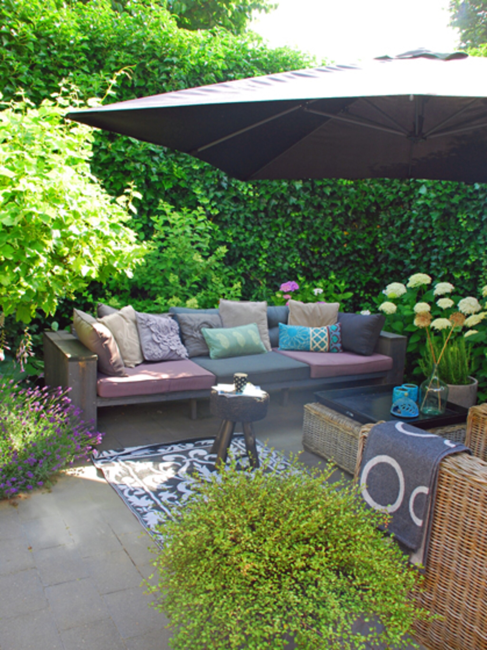 zithoekjes tuin blauw paars