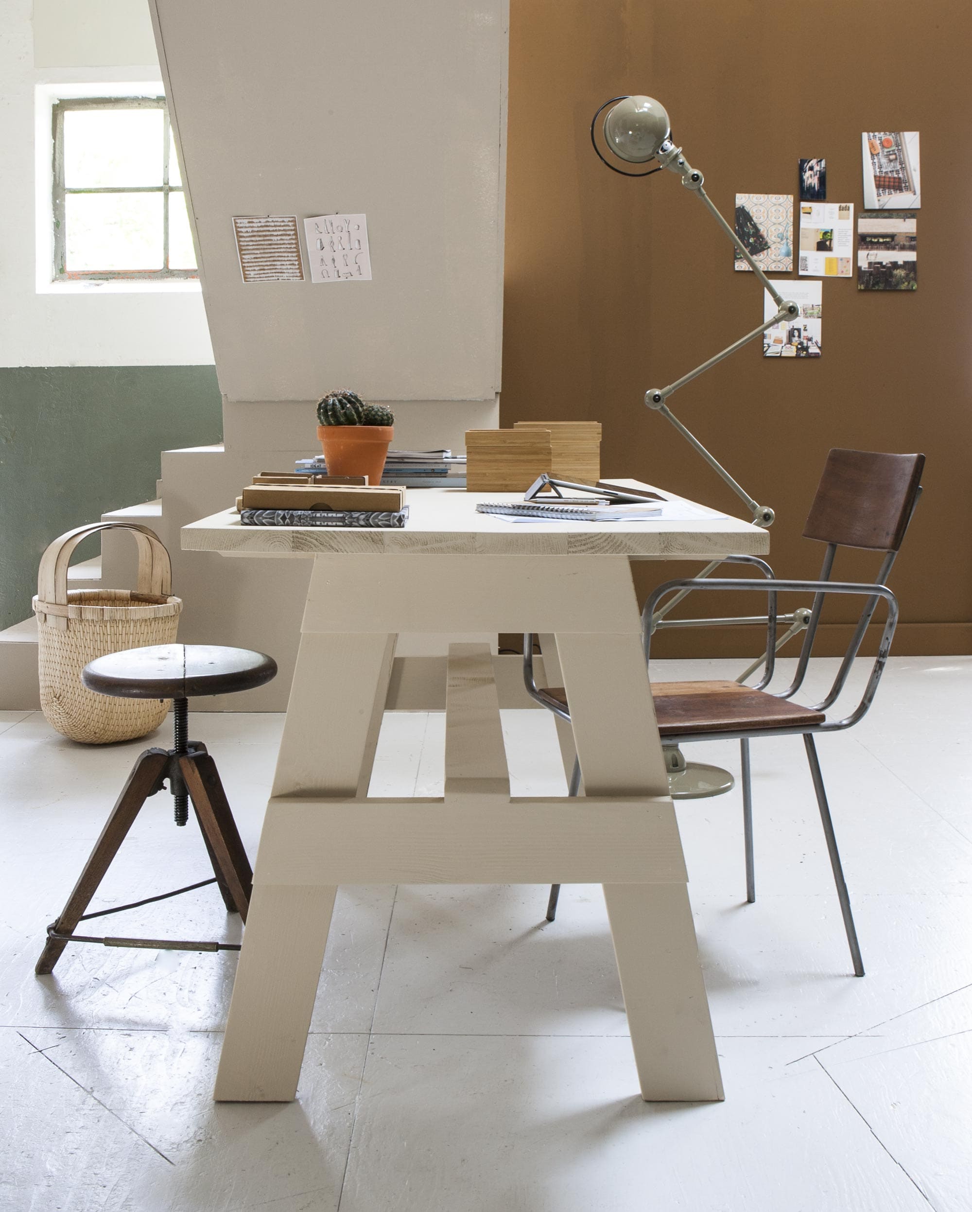 Verf op de trap kleur Canvas, verf op de wand kleur Praliné (Pure &amp; Original). Stoel, op maat gemaakt bureau (Combitex). Verf op het bureau Clay nr. 39 (Little Greene). Lamp Loft, voet (Mobilia Woonstudio). Kruk (Six and Sons). Mand van Hay (Friday Next). Doosjes Dragan, bruin-wit schrift Växtglädje (Ikea). Vierkant bakje en cactus in pot privébezit.