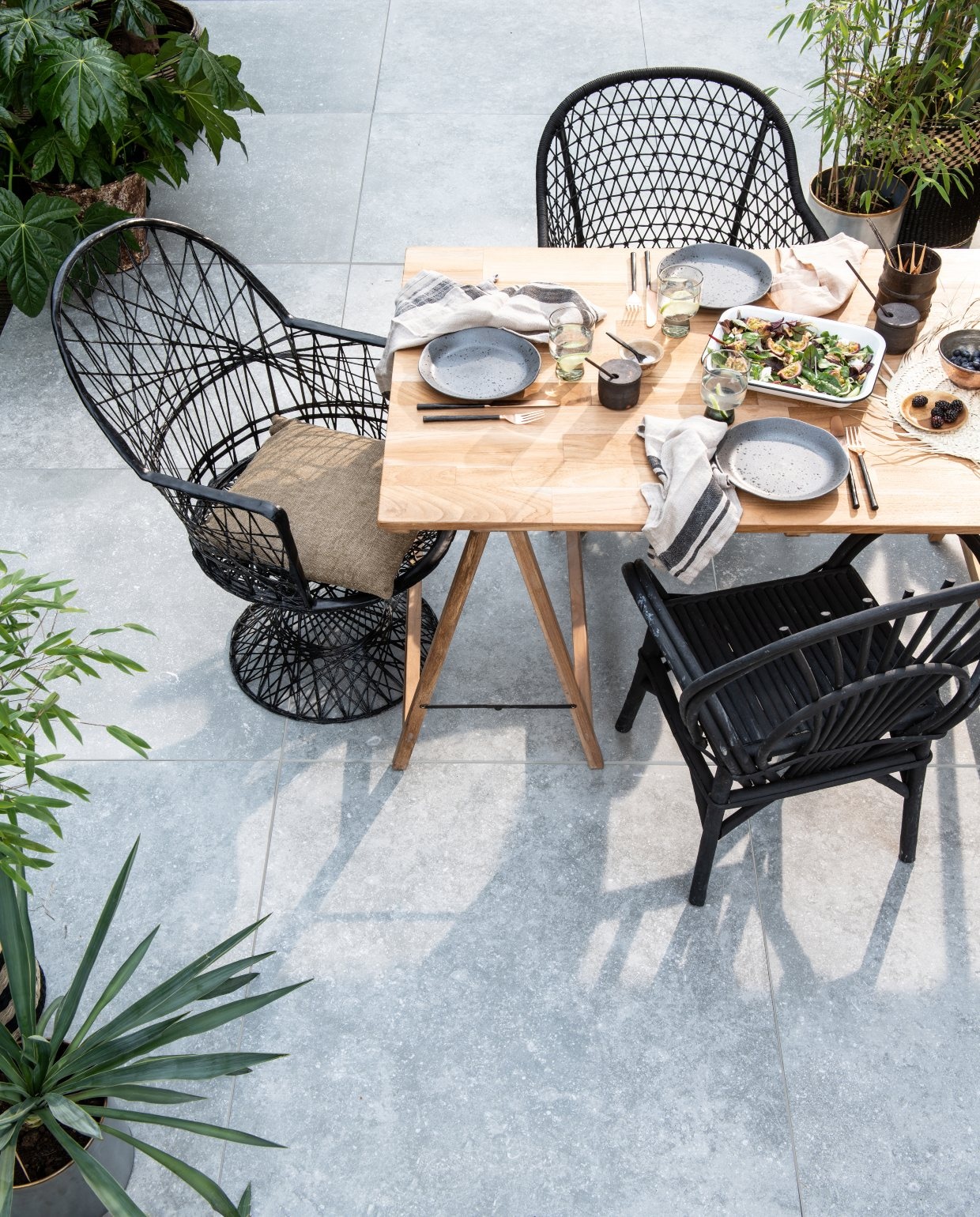 terras met een houten tafel en zwarte stoelen 2019-04 vtwonen | terras