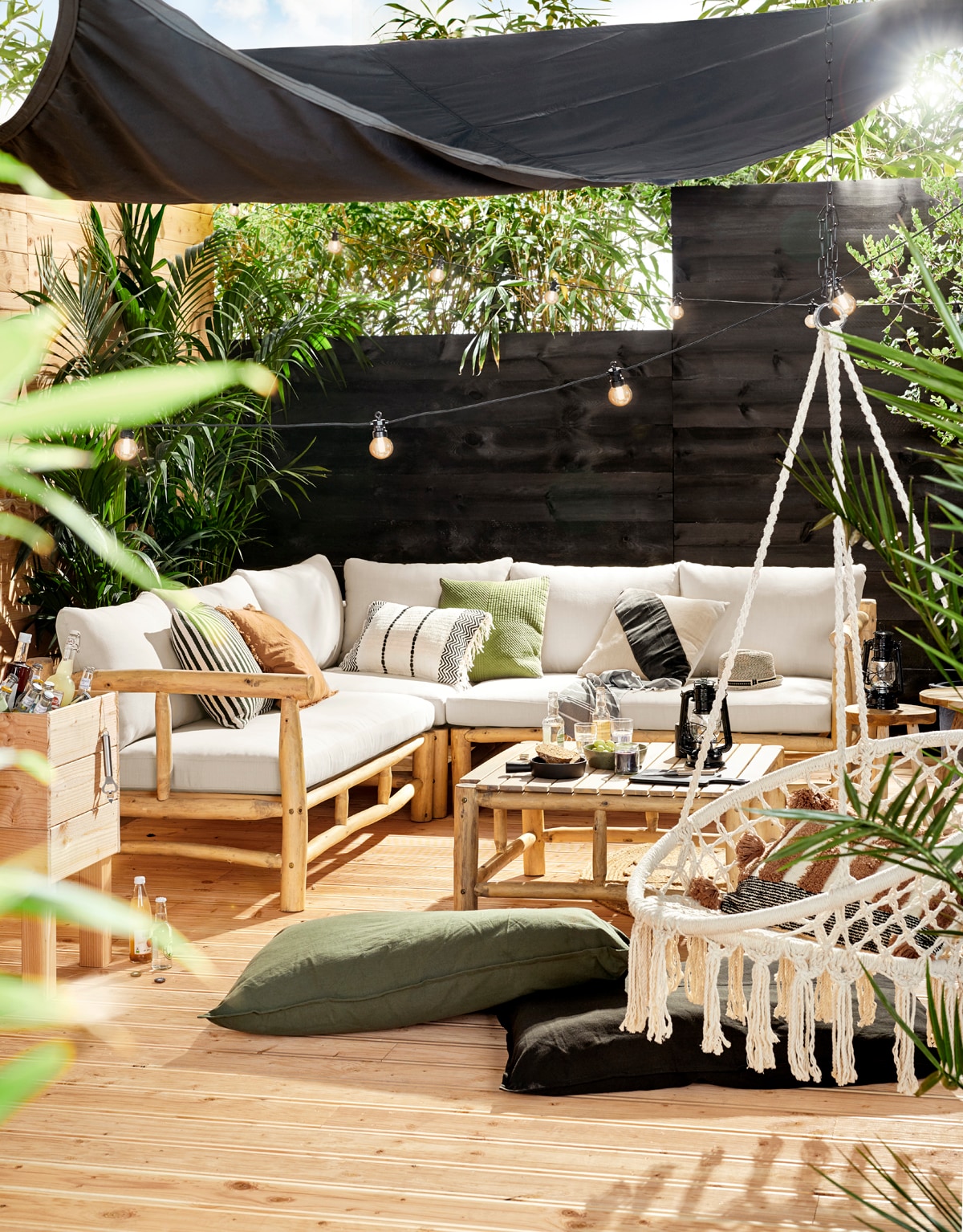 Een tuin met bamboe loungeset waarin zwarte accenten voorkomen…