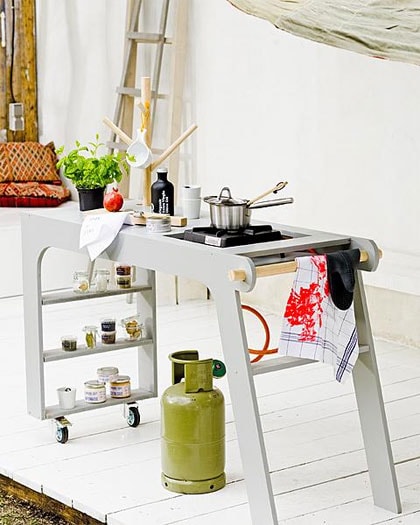 Beker met geel ophangtouwtje, koksmes, steelpan met deksel, siliconen ovenwant (Ikea), houten snijplank, theedoek Star, mokken Bird, pollepel, theedoek Bird (Op16). Flesje organic olijfolie, potje met vleeskruiden, diverse kleine glazen voorraadpotjes, potjes met mayonaise en dressing (Nijhof). Plastic bakjes met gedroogde kruiden (Marqt). Op de achtergrond: kelim kussens (Raw Materials) vtwonen 08-2011 | fotografie Jeroen van der Spek | styling Susanne Kennedy | assistentie Iris van Asselt