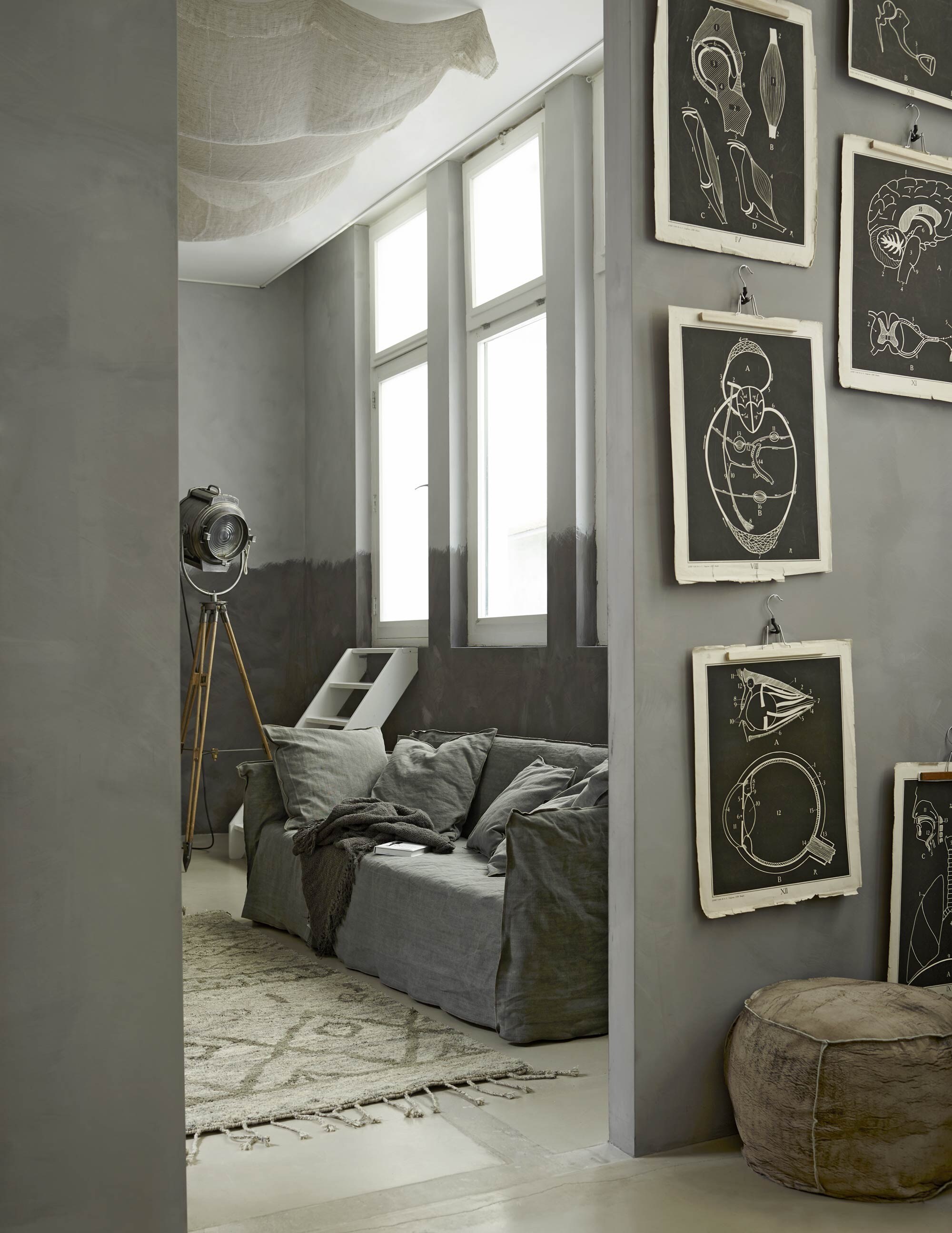 Verf onderrand Blackthorn uit de Limestone collectie van Bauwerk, verf bovenkant Dove uit de Limestone collectie van Bauwerk, verf muur met prints Milkweed uit de Limestone collectie van Bauwerk, Hollywood studiolamp, vintage zeefdruk, boek How to be Parisian, wherever you are (AnoukB). Bank (Baden Baden). Donkergrijze linnen plaid, Marokkaans vloerkleed, vintage stone washed leren poef (Hoffz).