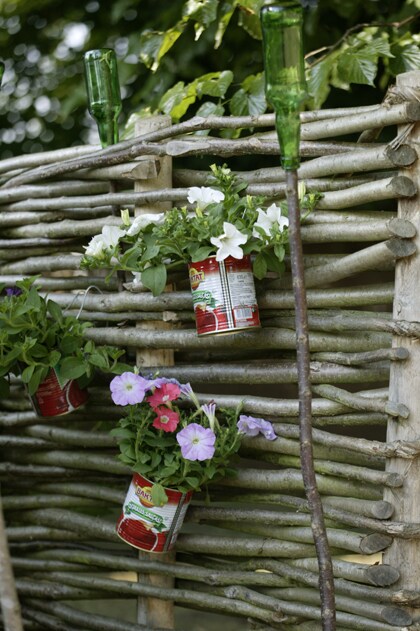 beeld vtwonen Fleurig hek met planten in blik