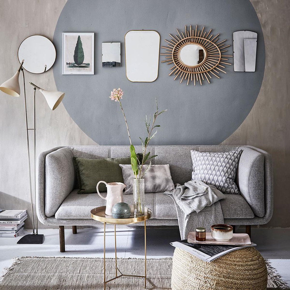 Bank Stay van Bloomingville (All the luck in the world). Vloerkleed, spiegel met hout, ronde spiegel links , groen kussen (Madam Stoltz). Ikat kussenhoes, taps toelopende spiegel in het midden (Nordal). Vintage vloerlamp, kleine rechthoekige spiegel, vintage spiegel rechts (Vint. Amersfoort). Goudkleurige bijzettafel met los blad van Bloomingville, gevlochten poef Arrabida van Urban Nature Culture, merino wollen plaid van By Mölle (vtwonen.nl). Witgrijze fluwelen kussen-hoes (Zara Home). Roze kan, roze schaal (Kitchen Trend Products). Bolvormige pot, keramieken kom met bruin, glazen vaas (Six and Sons). Stip op de muur geschilderd met Sea Green van vtwonen, andere delen geschilderd met de kleuren Egg White en Light Grey (Karwei).