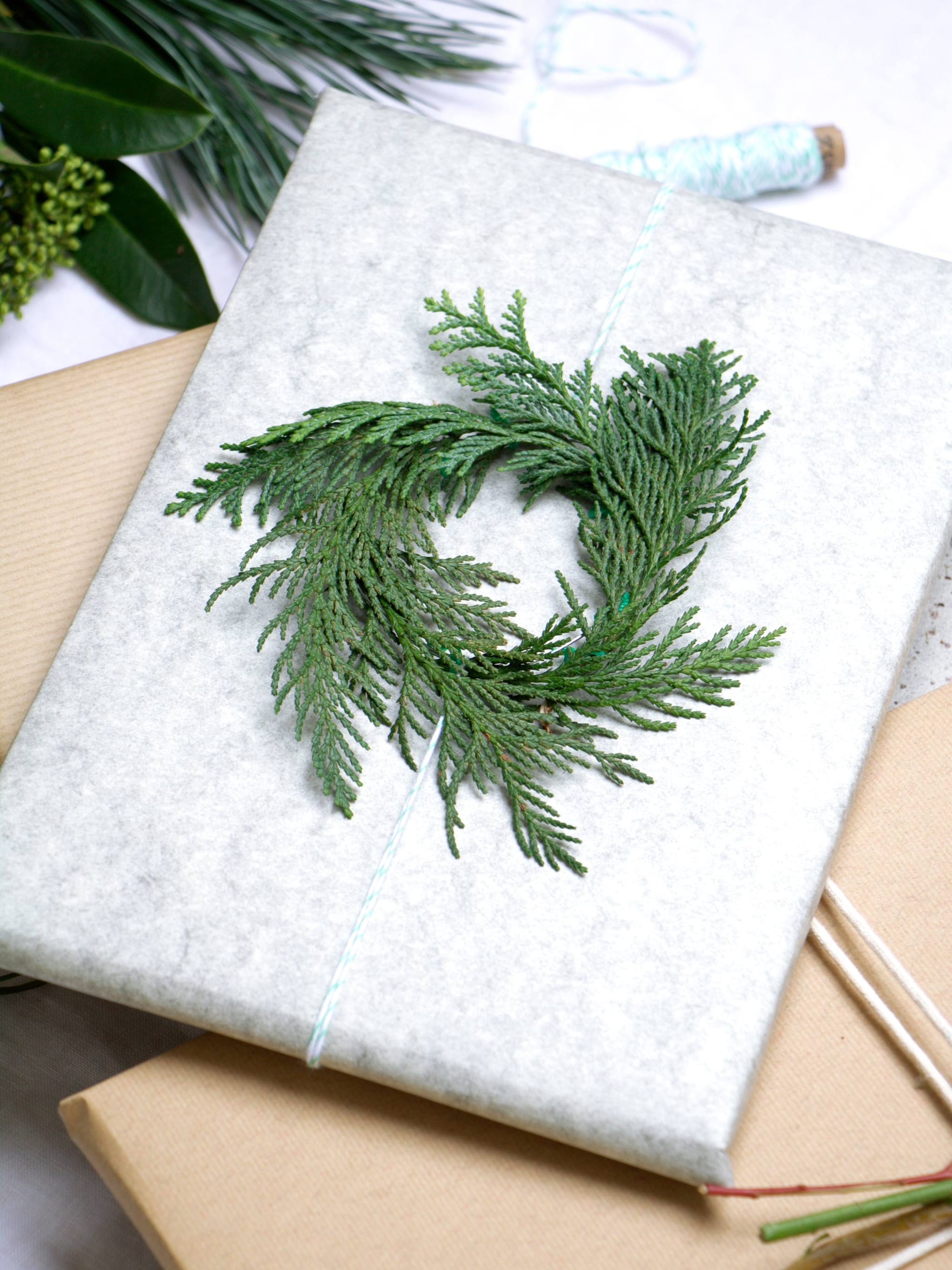 inpakken voor kerst met groen