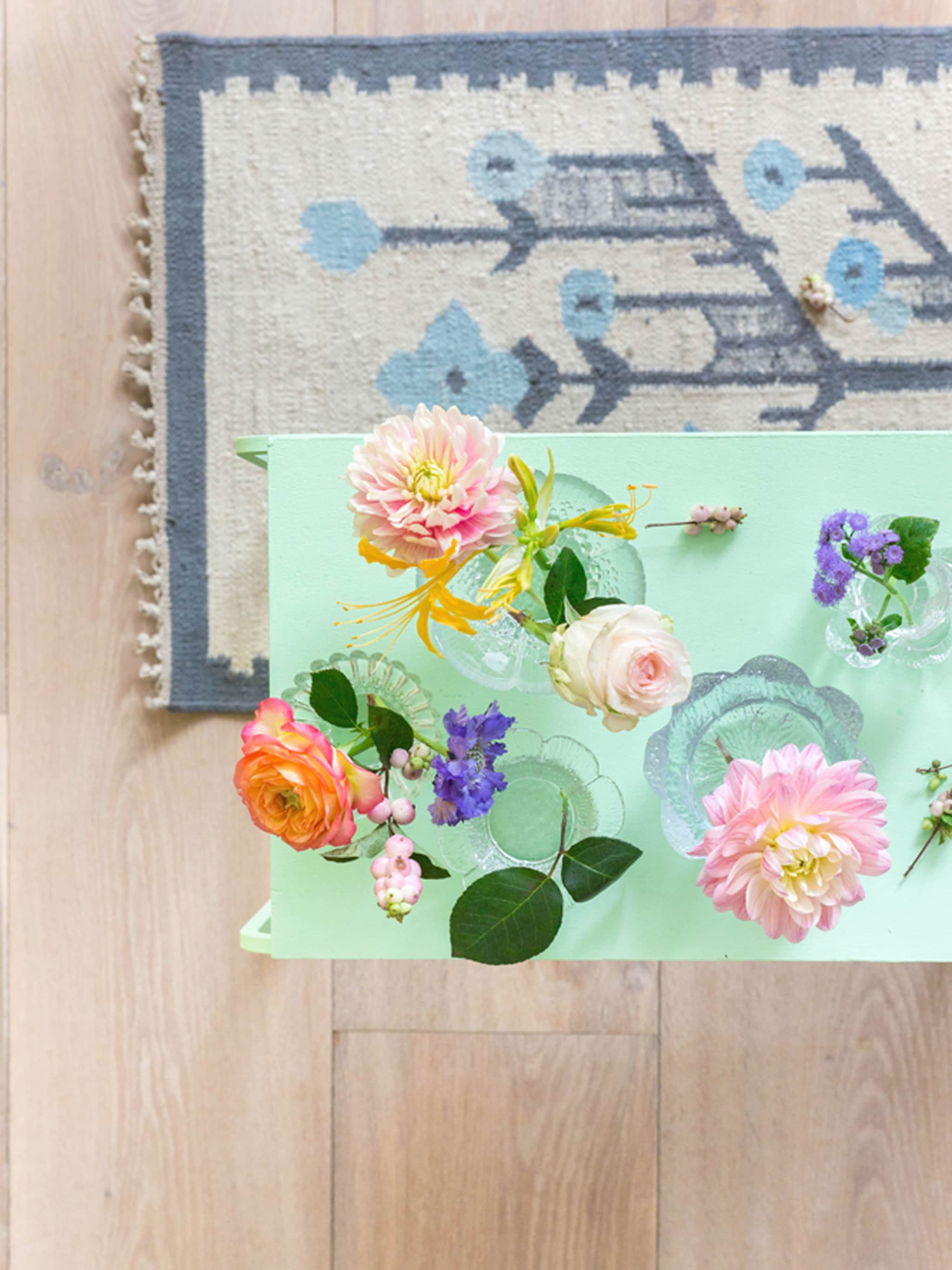 combineer kitsch met bloemenvaasjes