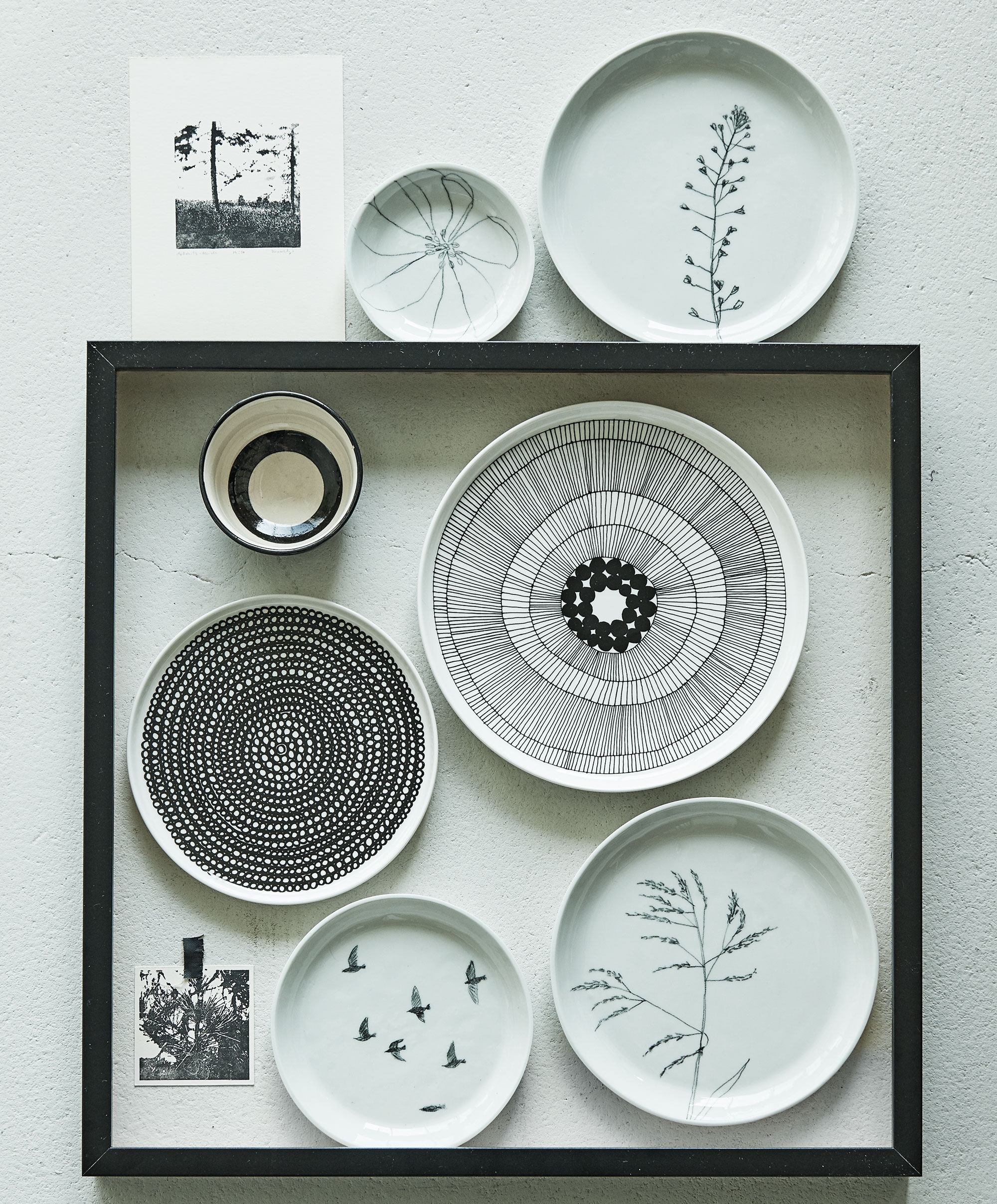Handbeschilderde bordjes, twee illustraties (maartjevandennoort.nl). Schaaltje met zwarte cirkel van Tine K Home (Nijhof). Fotowissellijst Ribba (Ikea). Klein bord van Marimekko en groot bord (&amp; Klevering). Bordenhangers vind je onder andere op www.rarebird.nl en www.lijstenmakerijkreadoe.nl.