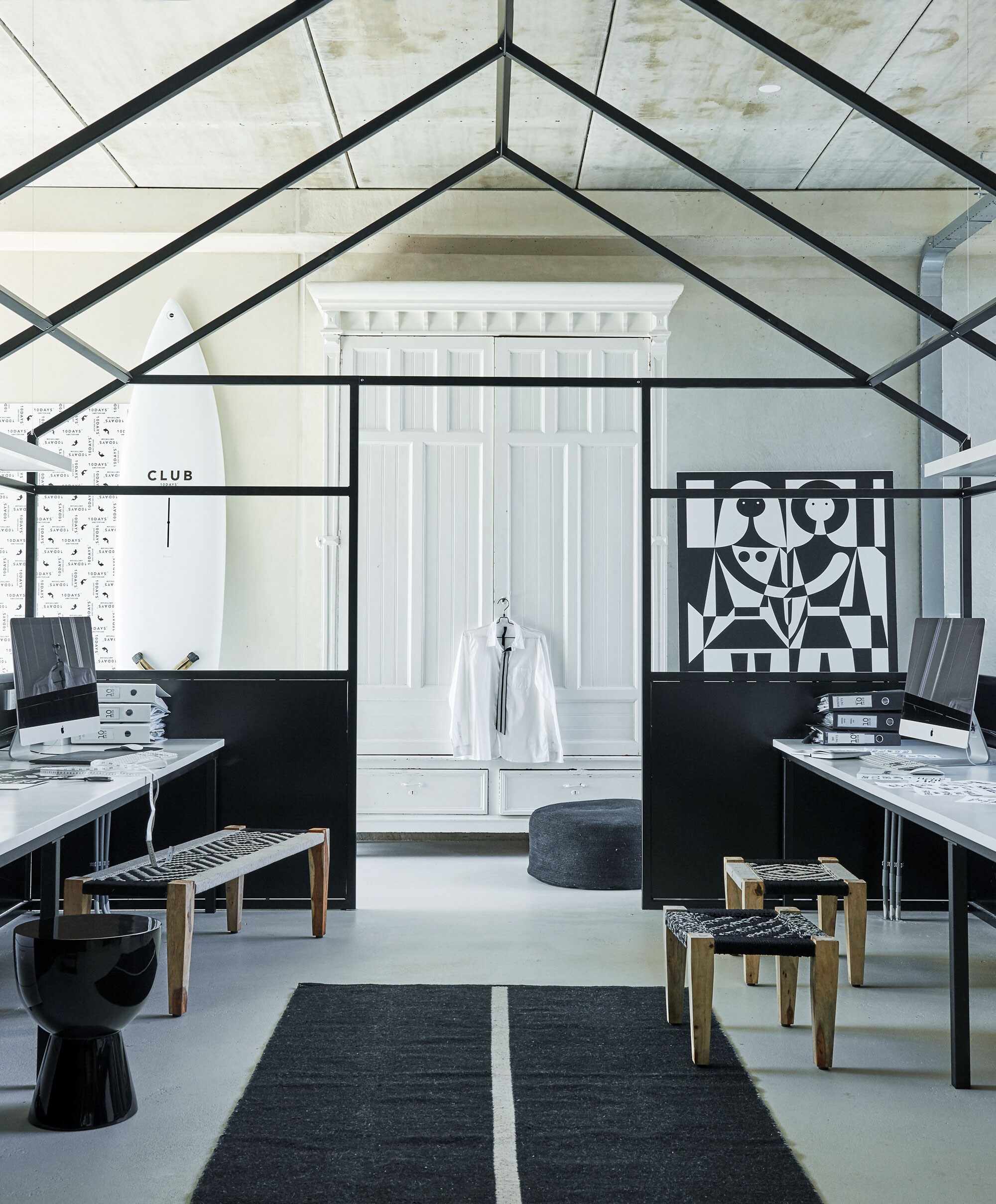 Zwart wit-wandpaneel met figuren van Alexander Girard (Vitra). Grote houten bank met zitting van gevlochten katoen van Pomax, houten krukjes met zitting van gevlochten katoen van Pomax, katoenen vloerkleed streep aan twee kanten te gebruiken, zwarte poef van jute van HK Living, zwart gelakte bijzetter Tam Tam van Pols Potten (vtwonen.nl). Witte blouse (10Days). Overig privébezit. Voor stalen constructies kun je onder andere terecht bij een smederij.