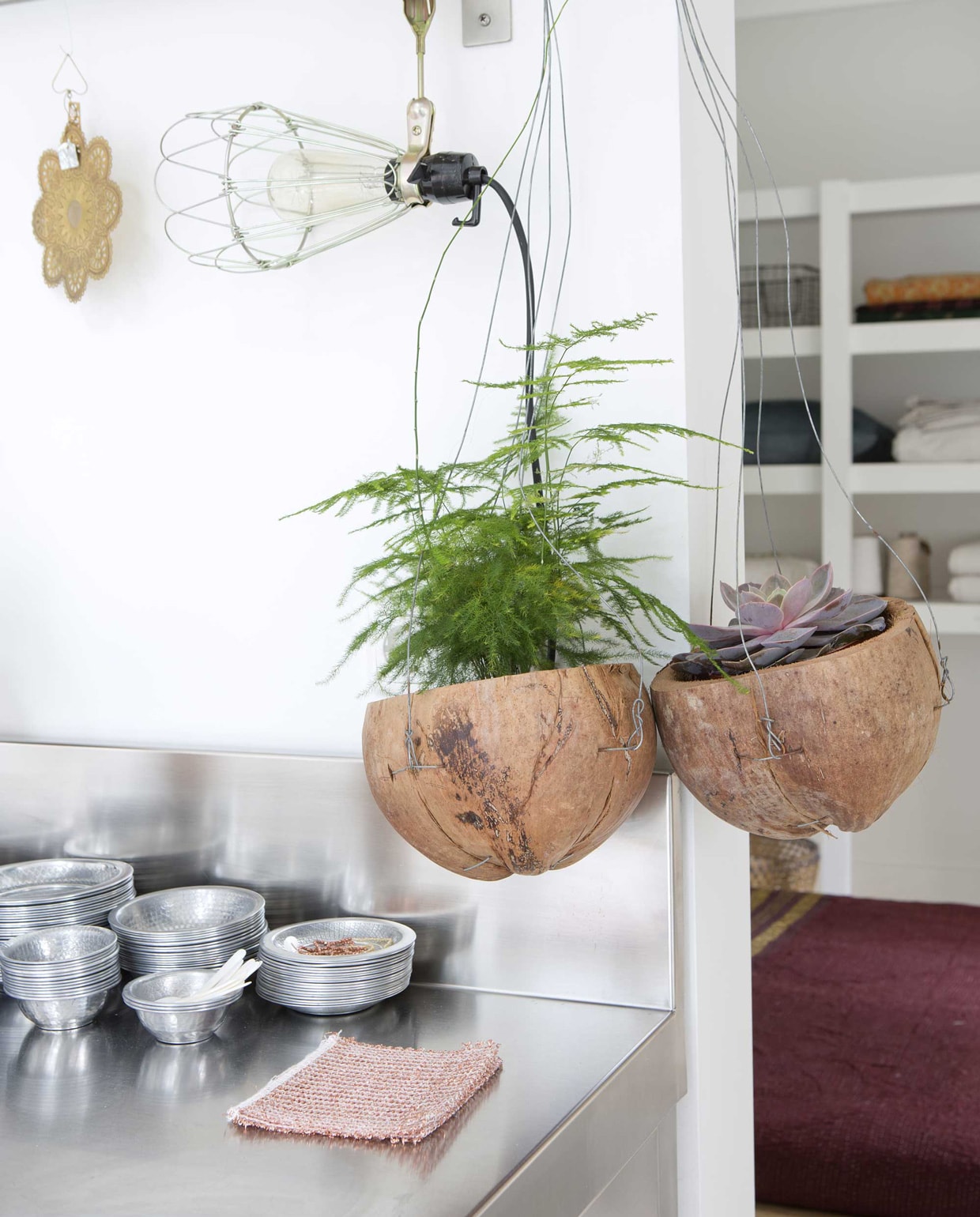 De hanging baskets zijn van l’Etoile Conceptstore. Klemlamp van Merci in Parijs. Koperen rozet via L'etoile.store vtwonen 12-2015 | fotografie Jeltje Janmaat | styling Elisabeth Borger