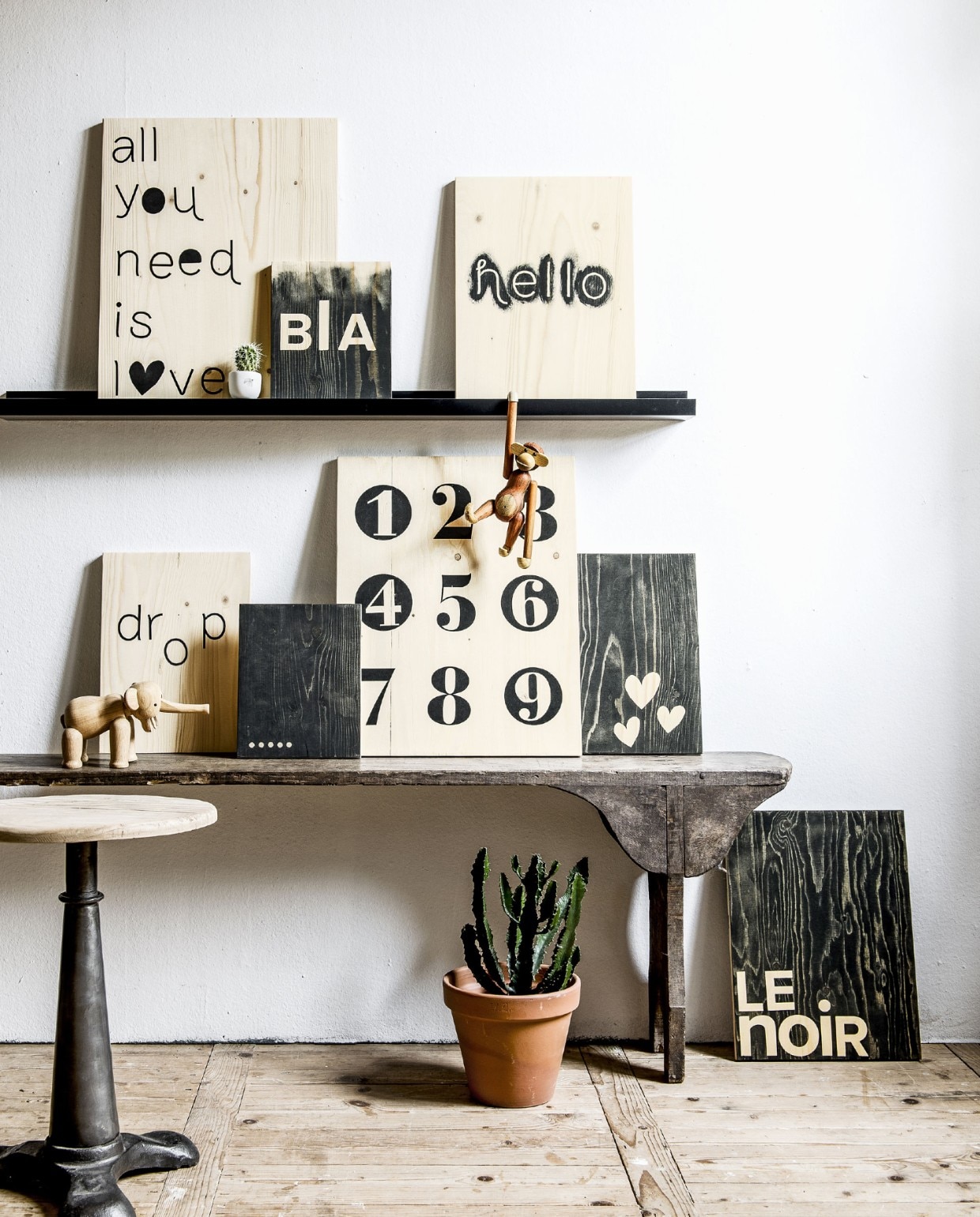 Zwarte schilderijlijst Ribba (Ikea). Kopje (waar een cactus in is gezet) (Studio Elke van den Berg). Kleine houten aap van Kay Bojesen, houten olifant van Kay Bojesen (vtwonen.nl). Gietijzeren kruk Omaha (Het Kabinet). Overig privébezit vtwonen oktober 2015 | Styling Kim van Rossenberg | Fotografie Sjoerd Eickmans