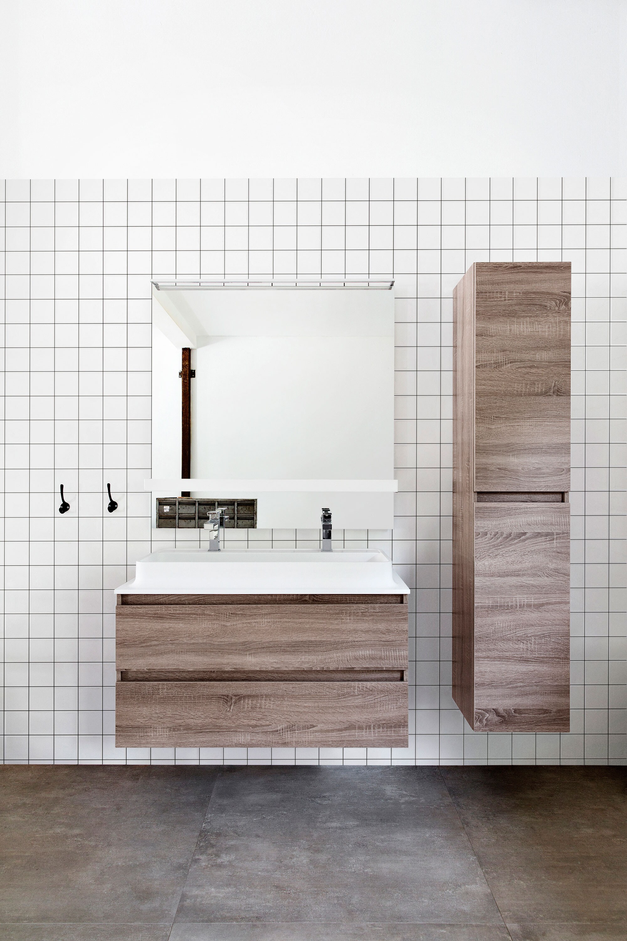 Tegels Square in kleur Powder White, 10×10 cm, wastafel Shell in kleur Powder White met 1 kraangat 100x50x10 cm (bxdxh),onderkast Shell in kleur Powder White met 2 lades 100x50x40 cm (bxhxd), kast Shell in kleur Powder White met 2 deuren, 170x35x35 cm (hxbxd), spiegel Groove zonder verlichting 100×100 cm. vtwonen