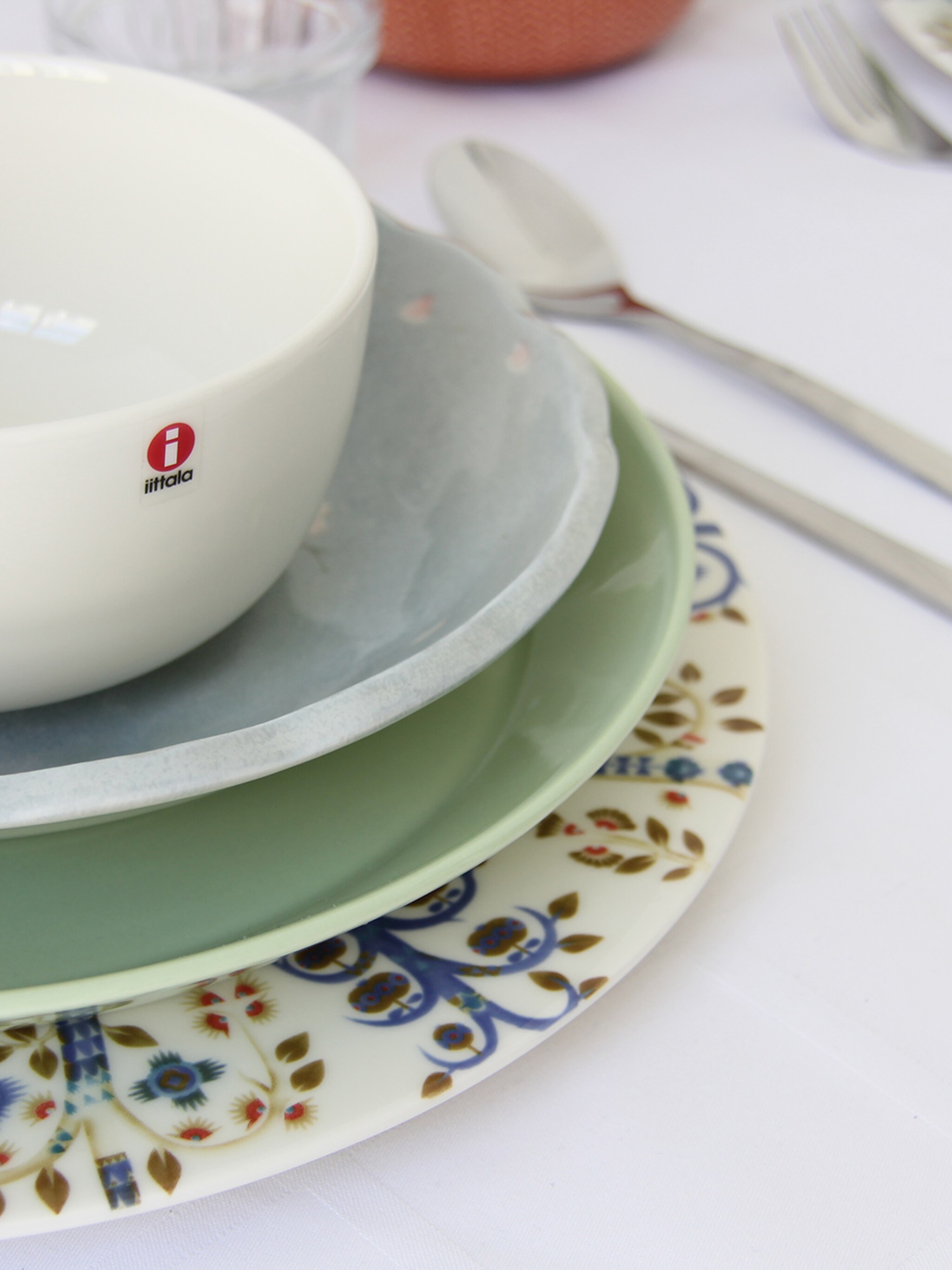servies met lef mix kleuren en patronen