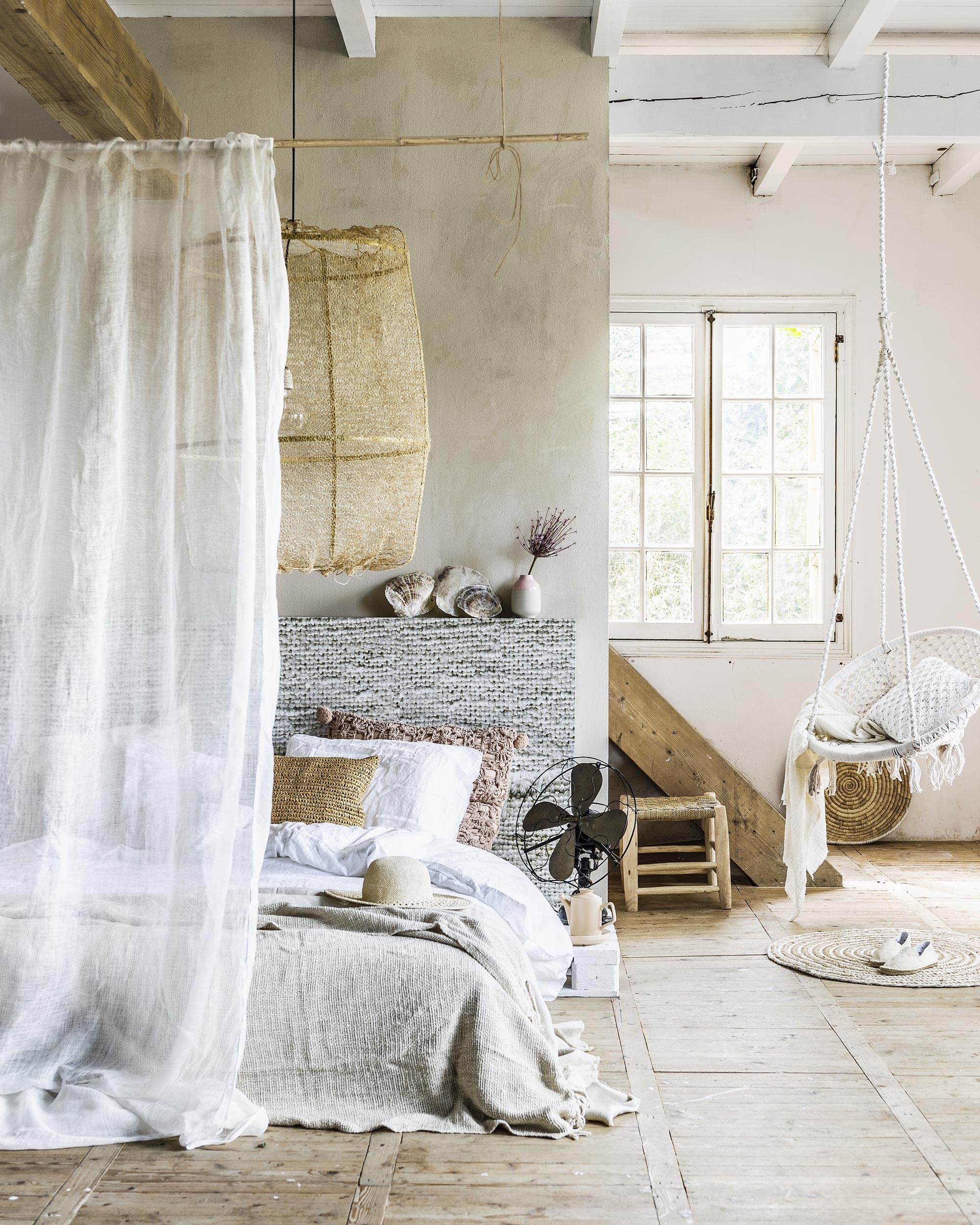 Bed gemaakt van vier houten pallets, elk 80×120 cm (wit geverfd), daarop twee keer matras Morgedal, 80×200 cm (). Hoofdbord behangen met  53×333 cm (vtwonen.nl). Wit linnen dekbedovertrek, 240×220 cm, naturel raffia kussen, gebreide katoenen deken (). Gehaakt roze kussen (). Dun linnen gordijn (). Bamboestok, schelpen ().  van House Doctor (vtwonen.nl). Hanglamp Z2 Tea Dyed, 77 cm (). Oude ventilator (vergelijkbare bij ). Theepot Blush, ontbijtbord Blush (). Kruk met sisal zitting (). Ronde mat van Madam Stoltz (). Witte macramé hangstoel (). Gehaakt kussen 40×40 cm (). Schaal uit Bangladesh van Return to Sender (). Wand geverfd in kalkverf, kleur Calce (). Linnen sjaal (). Espadrilles (). Zonnehoed ().