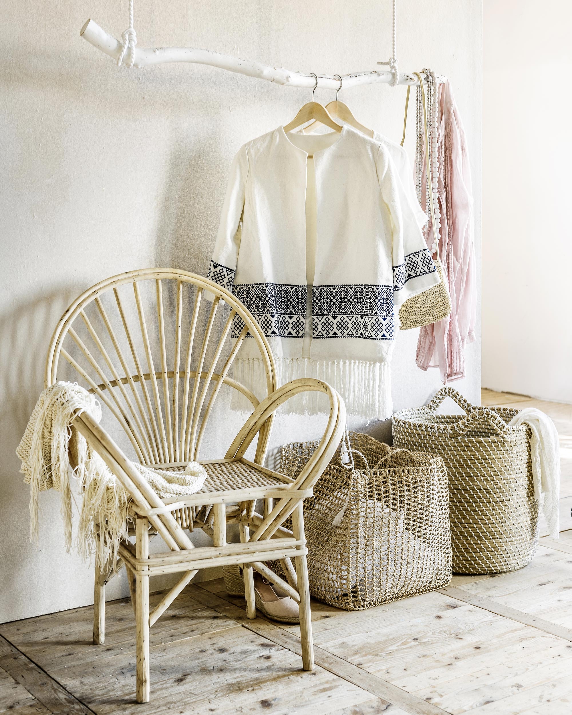 Dit rek is gemaakt van een witgeverfde tak, opgehangen met dik katoenen touw (). Stoel, hoge ronde opbergmand (). Mand van geweven palmblad (). Kleding en sjaal (). Tasje en schoenen (). Kettingen (). Roze blouse privébezit.