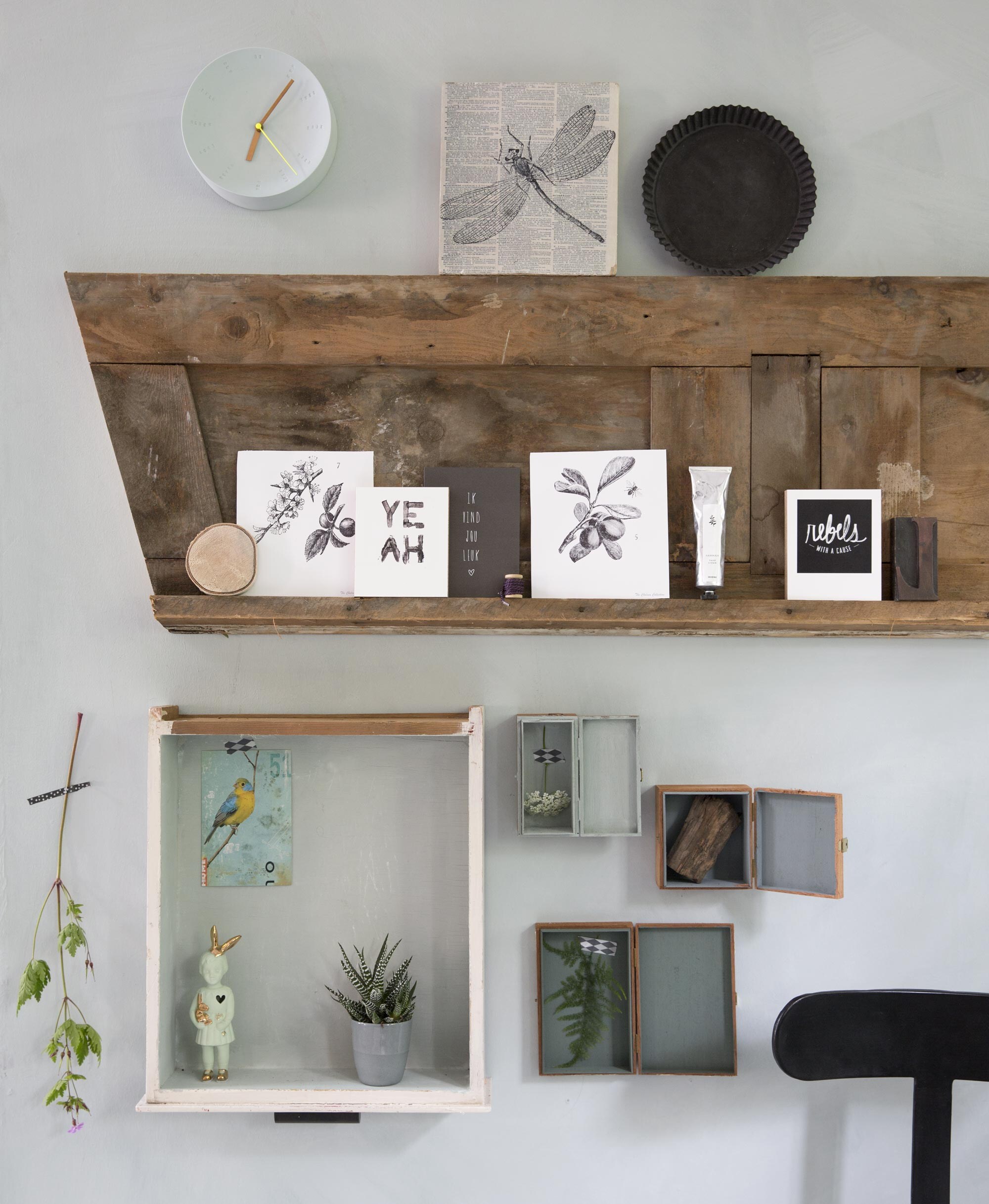 Deur (). Verf op de muur: Verveine van Bauwerk lime paint ().  Studio Elke van den Berg (Friday Next). Print Libelle op hout (). Taartbodem zwart (). Plankjes met tekst Yeah &amp; Rebels (Durf). Kaart ‘ik vind jou leuk’, botanische prentjes met passe-partout ().  (Sissy-Boy Homeland). Verfkleuren van de sigarenkistjes van boven naar beneden: Write, Change en Outside van Aquamarijn, proefpotjes (). Porseleinen beeldje meisje van Lammers &amp; Lammers (). Kaart vogel, set van 5 ().  (Bodilson).