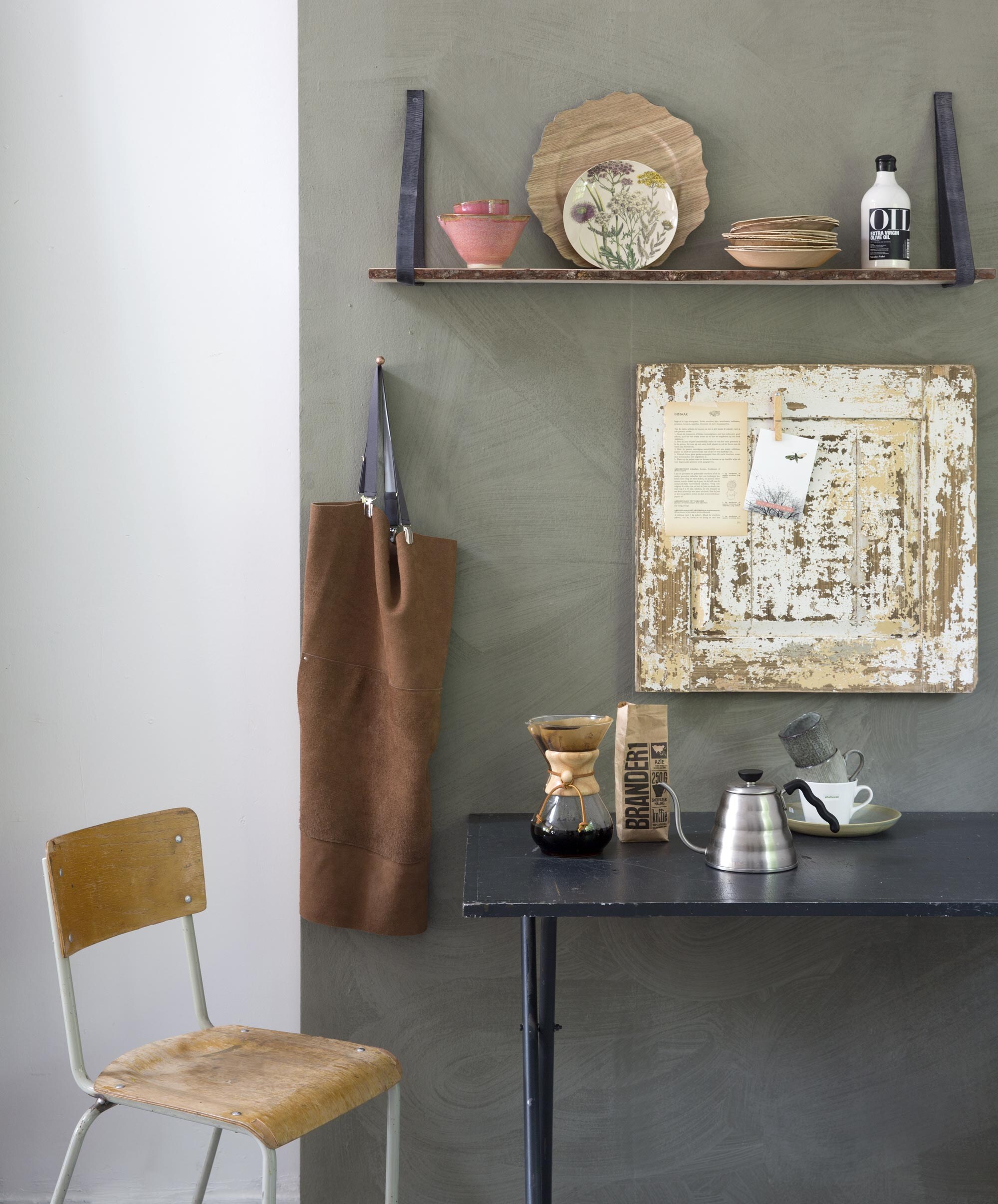 Kastdeurtje (). Verf op de muur: kleur Olive van Bauwerk lime paint (). Stoel, zwarte inklapbare tafel ().  voor slow coffee van Chemex,  van Hario Buono (www.kookwinkel.nl). Groen bord (). Kop met tekst ‘whatever’ (). Koffie Brandert (). Leren schort (). Houten plank in leren riemen (). Olie Nicolas Vahé (). ,  (Sissy-Boy Homeland). Roze kom van Lilo’s Keramiek (). Overig privébezit.