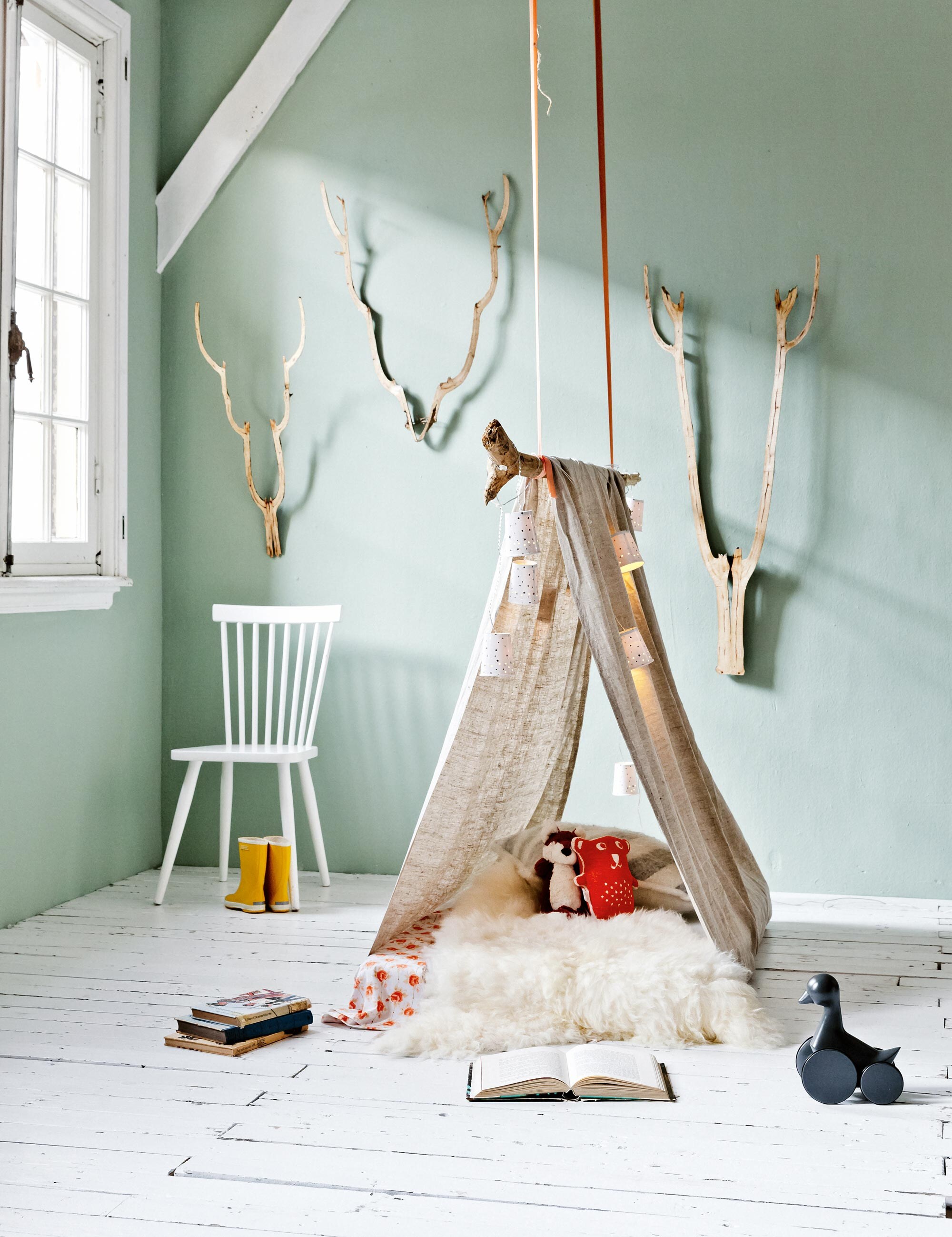 Eikenhouten vloerdelen, wit geverfd per m² (). Muurverf Aquamarine per liter (). Witte spijlenstoel (). Regen-laarsjes, knuffel vos van Jellycat, knuffelbeer van Klippan, houten eend van Normann Copenhagen (). Geweien vanaf (). Lint per meter vanaf (). Linnen lap van de markt per meter. Schapenvacht (). Gebloemd laken (). (Ikea). Gestreept kussen (). Oude boekjes per stuk ().