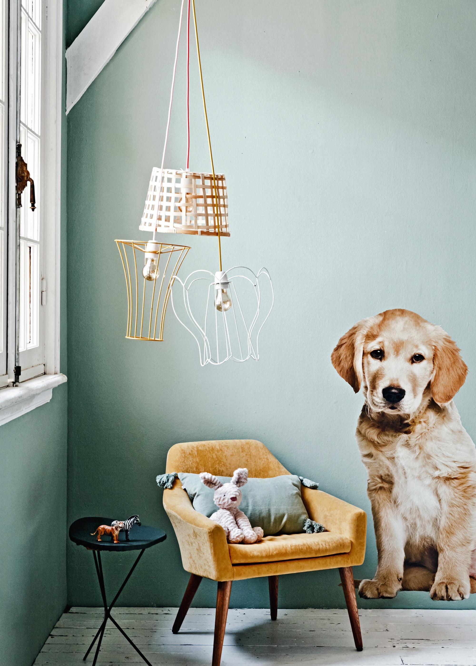 Muurverf Aquamarine per liter (). Eikenhout vloerdelen, wit geverfd per m²().  (Kek Amsterdam). Fauteuil, vintage plantentafel ().  (Sissy-Boy). Konijnenknuffel van Jellycat (). Geel kunststof snoer per meter, zachtroze strijkijzersnoer per meter, neonroze strijkijzersnoer per meter, porseleinen fitting, kooldraad sfeerlamp goldline().  (Ikea).