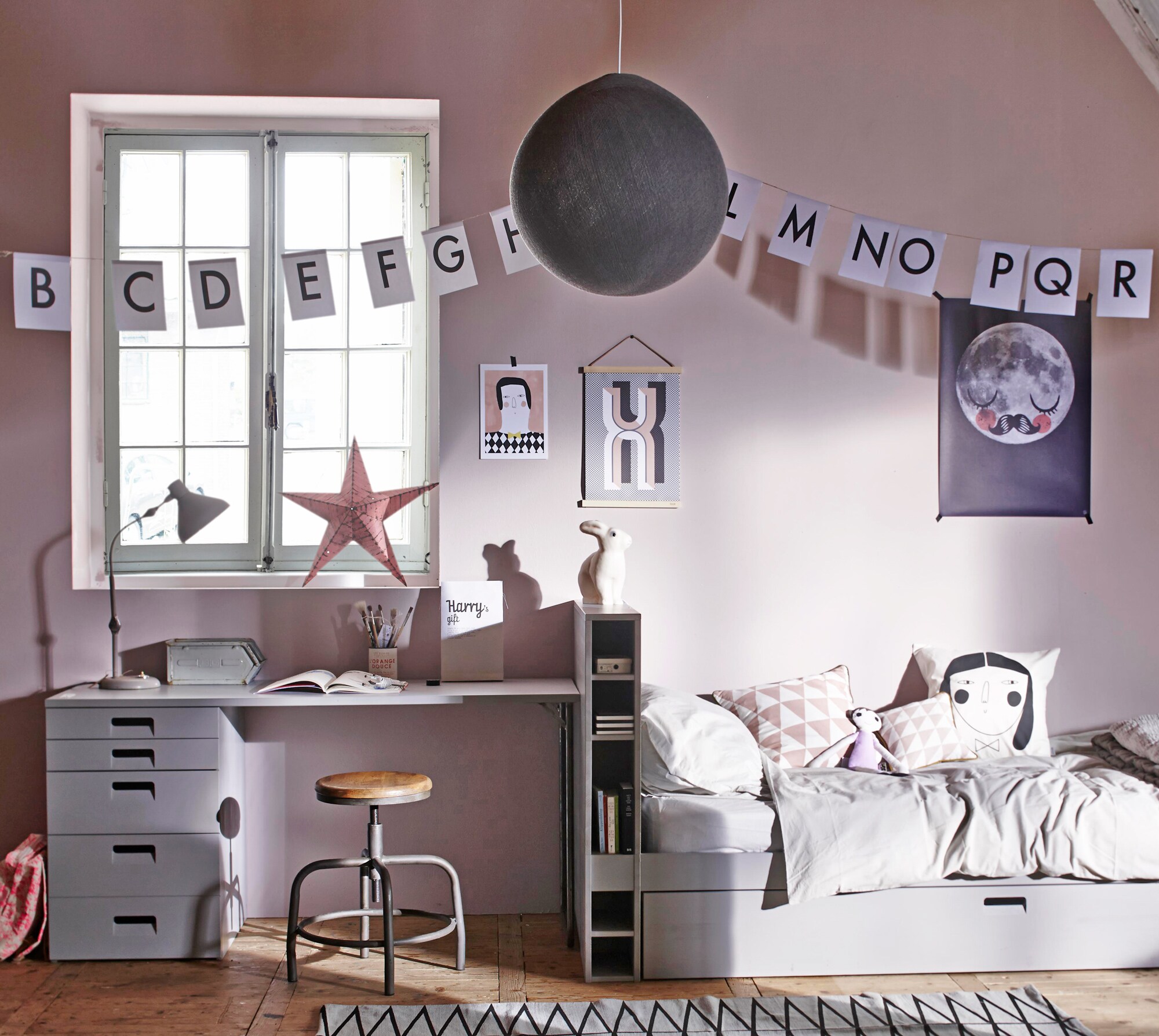 75x150x60 cm, € 339,-, , Ø 35 cm, in hoogte verstelbaar 48-60 cm € 119,-,  218x96x100 cm, matras- maat 90×200 cm, matrasmaat logeerbed 90×190 cm, € 399,-.Lattenbodem en matras zijn los verkrijgbaar. (vtwonen.nl). Lamp, metalen bakjes (). Hijskraanlamp (). Maanbol (). Wandopbergsysteem (). Poster (). Muurverf van Pure &amp; Original (). Dekbedovertrek (). Kussen met vogel, vogelvlieger. Muursticker (). Kussenhoezen (). Deken, vloerkleed (). Hijskraan (). Lamp (). Boeken (). Dekbed, kussen (). De stoel, kruk en overig zijn privébezit.