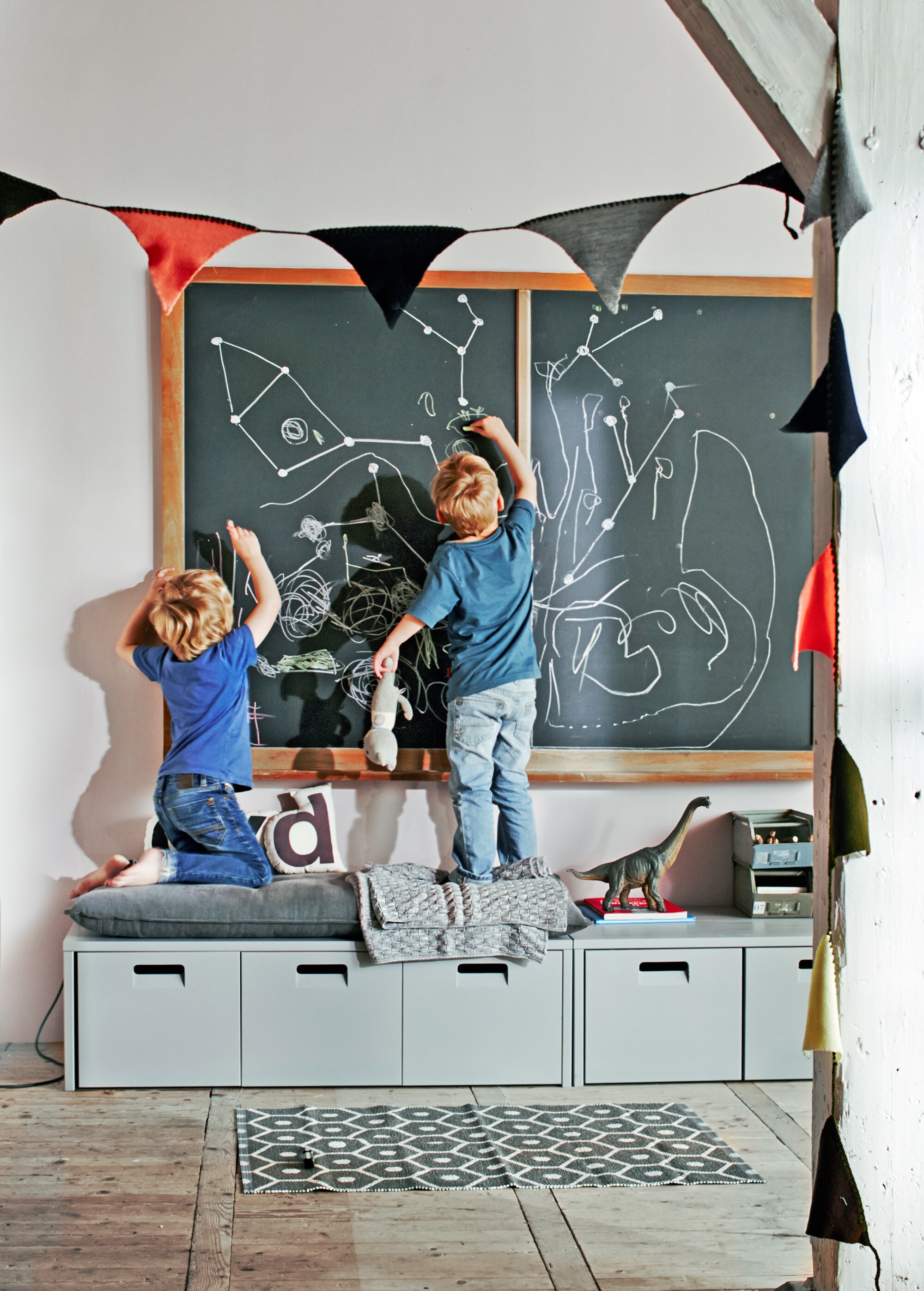 met 3 opbergbakken op wielen, 36x120x50 cm, exclusief kussen € 199,-,  in grijs (100% katoen) of bruin vintage (polyester/katoen), circa 120×50 cm € 59,-. (vtwonen.nl). Deken (). Slinger Ferm Living (). Boeken (). Metalen bakjes (). Schoolbord (). Muurverf ().