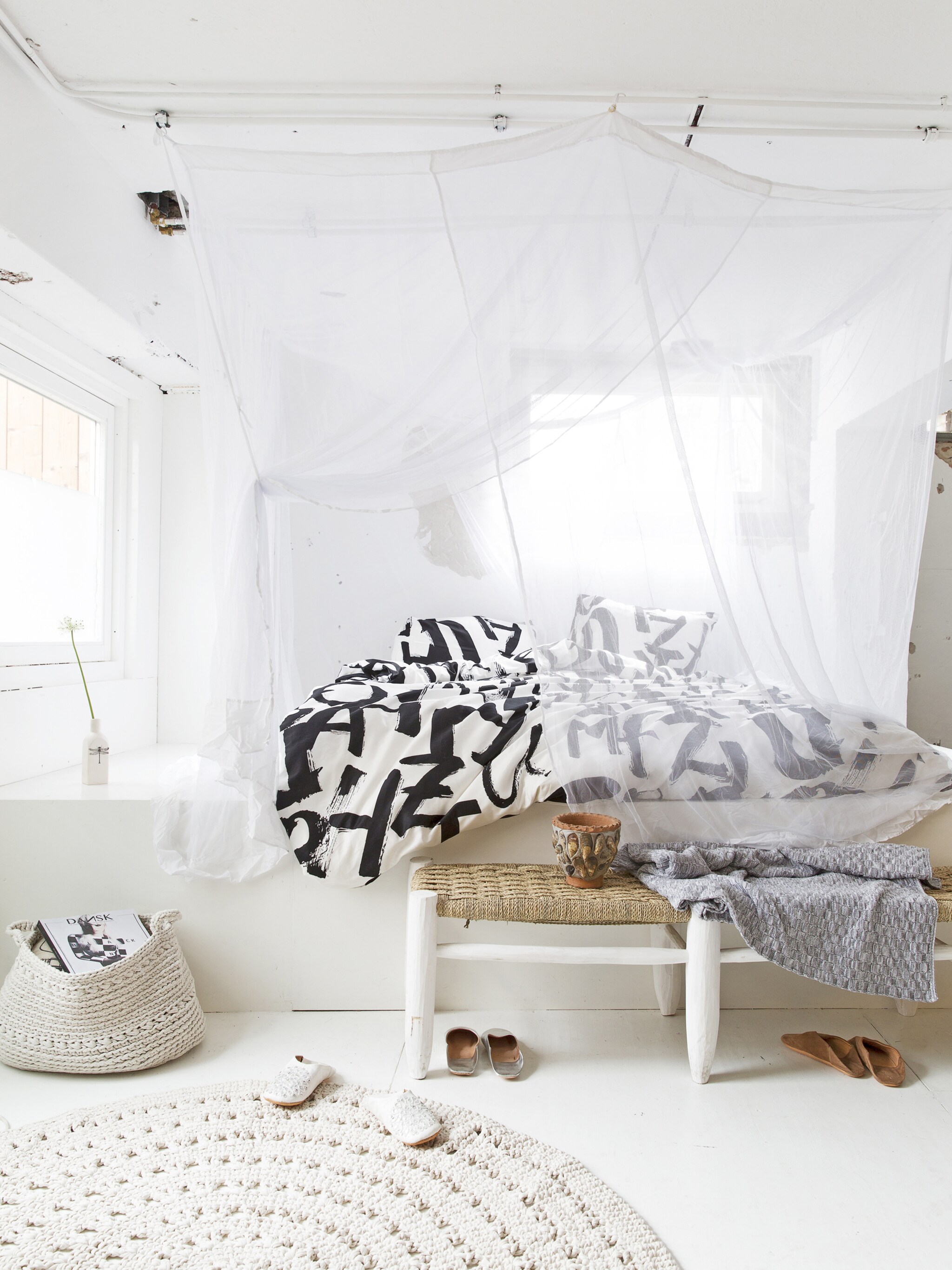 zomers slapen in een bed met klamboe