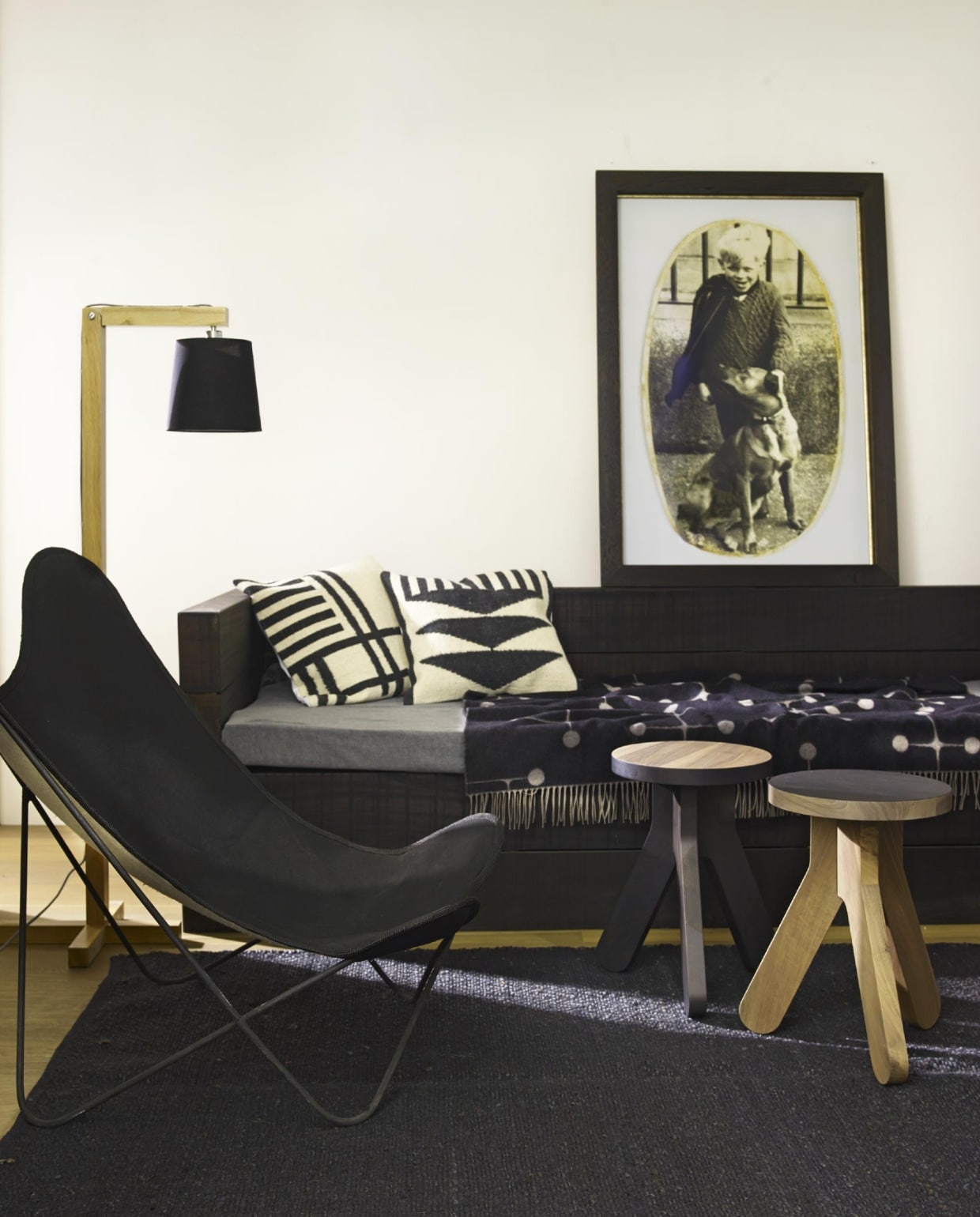 Bank vanaf (). Vloerkleed Hennep 140×200 cm (). Kelim kussen (). Plaid Eames van wol 135×200 cm (). Vloerlamp (). Vlinderstoel (). Bijzettafel/kruk Syl (). Fotolijst vanaf (). Bron: vtwonen maart 2015 | Fotografie Hotze Eisma | Styling Marianne Luning