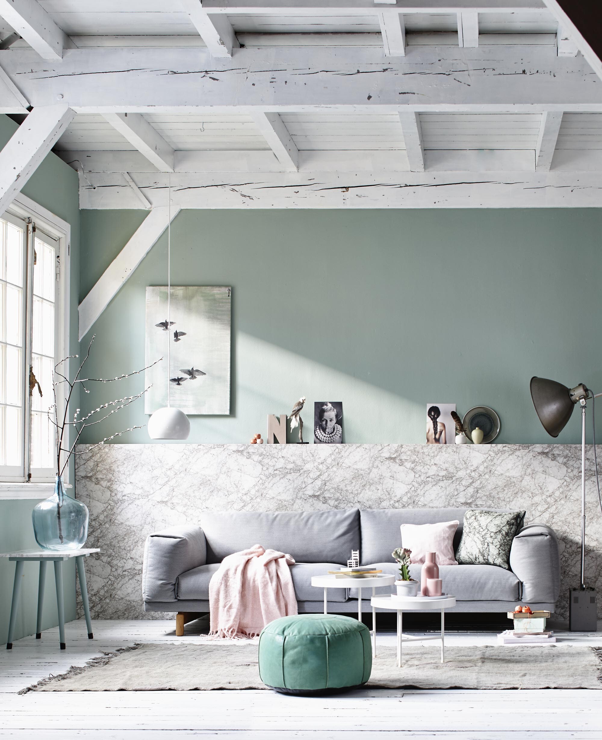 Driezitter Steelcut trio van Muuto, schilderij van Maartje van den Noort (). Metalen lamp vanaf (). Behang met marmerprint van Ferm Living (). Opgezette vogel (). Portretten van Hannah Lemholt, LW Mood Board Portfolio (). Bord (), vaasjes (). Oud tafeltje (), vaas erop (). Op de bank: roze plaid 130×170 cm (). Roze kussenhoes (), marmerkussen van Ferm Living ().  van Serax (vtwonen.nl). Servies: beker en karaf, beide van Menu (), dienblad (), boekjes ().  Ø 27 cm (vtwonen.nl). Leren poef van HK Living (). Kleed Mur Medium, 100% hennep 265×156 cm (). Vloer (). Muurverf: Aquamarine 138 van Little Greene in de kwaliteit Absolute matt ().Op de lambrisering: oranje bolletjes garen, letter N gemaakt van een boek (privébezit).