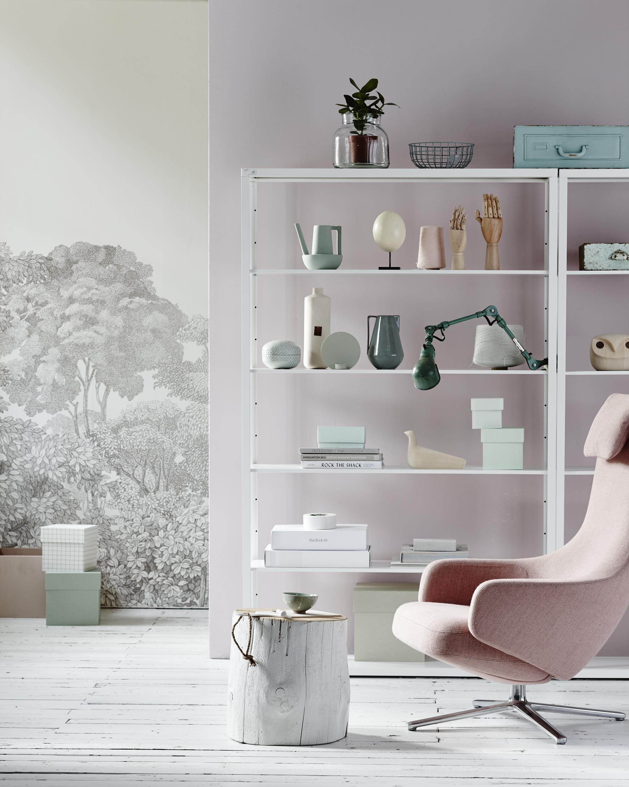 Fauteuil Repos van Vitra ().  118×193 cm (Ikea). Transparante vaas (). Draadmand van Norm (). Eerste plank:  van Studio Elke van den Berg (Restored). Houten handen (). ,  (Six and Sons). Tweede plank: dekschaaltje ().  van Studio Elke van den Berg (Restored). Waxinelichthouder van Norm ().  (&amp;Klevering). Metalen klemlamp (). Houten uil van Menu (). Derde en vierde plank: houten duif van Vitra ().  van Hay (Loods 5). Houten box vanaf ().  uit de vtwonen collectie (www.vtwonen.nl). Houten plank (). Groen kommetje (). Muurverf: Pink Slip 220 van Little Greene in de kwaliteit Absolute matt ().