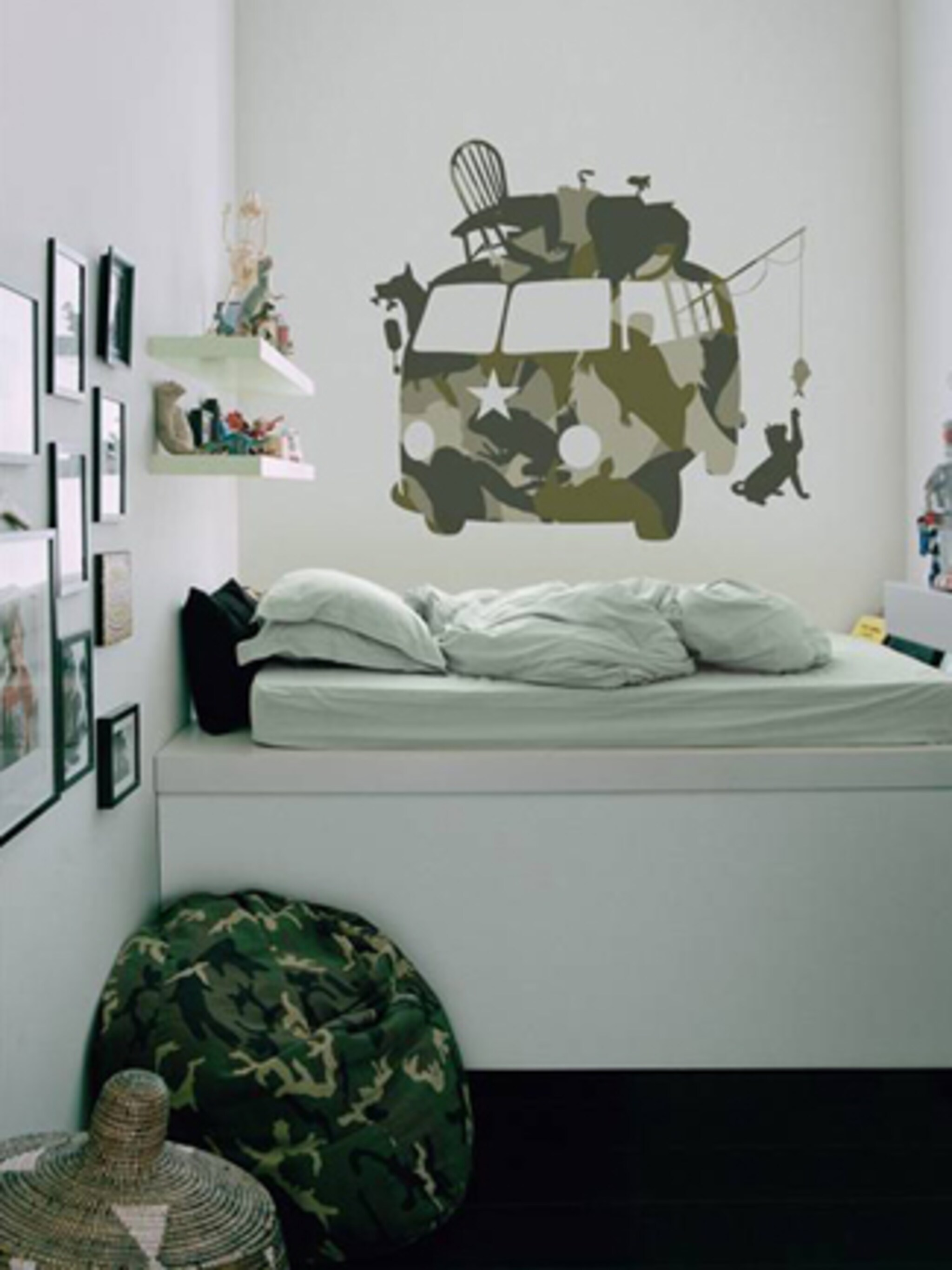 een stoere kamer met leger muurstickers