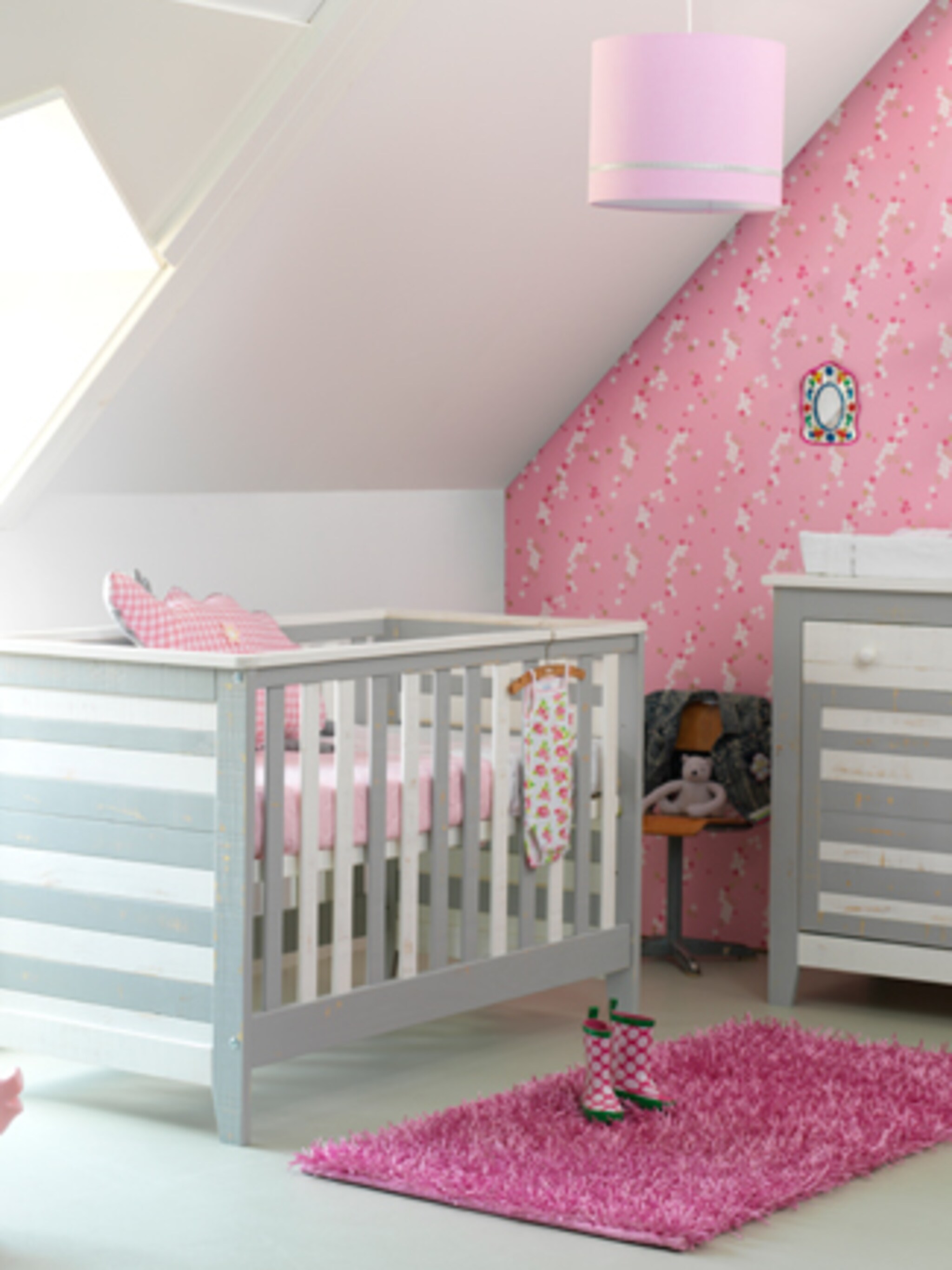 babykamer met grijs en roze