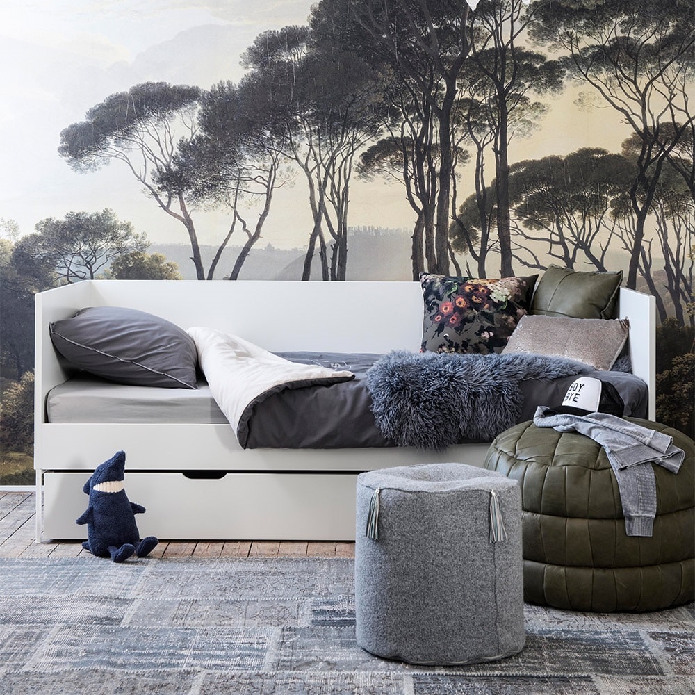 Slaapkamer inspiratie puber: fotobehang bos met wit houten bed en grijze accessoires