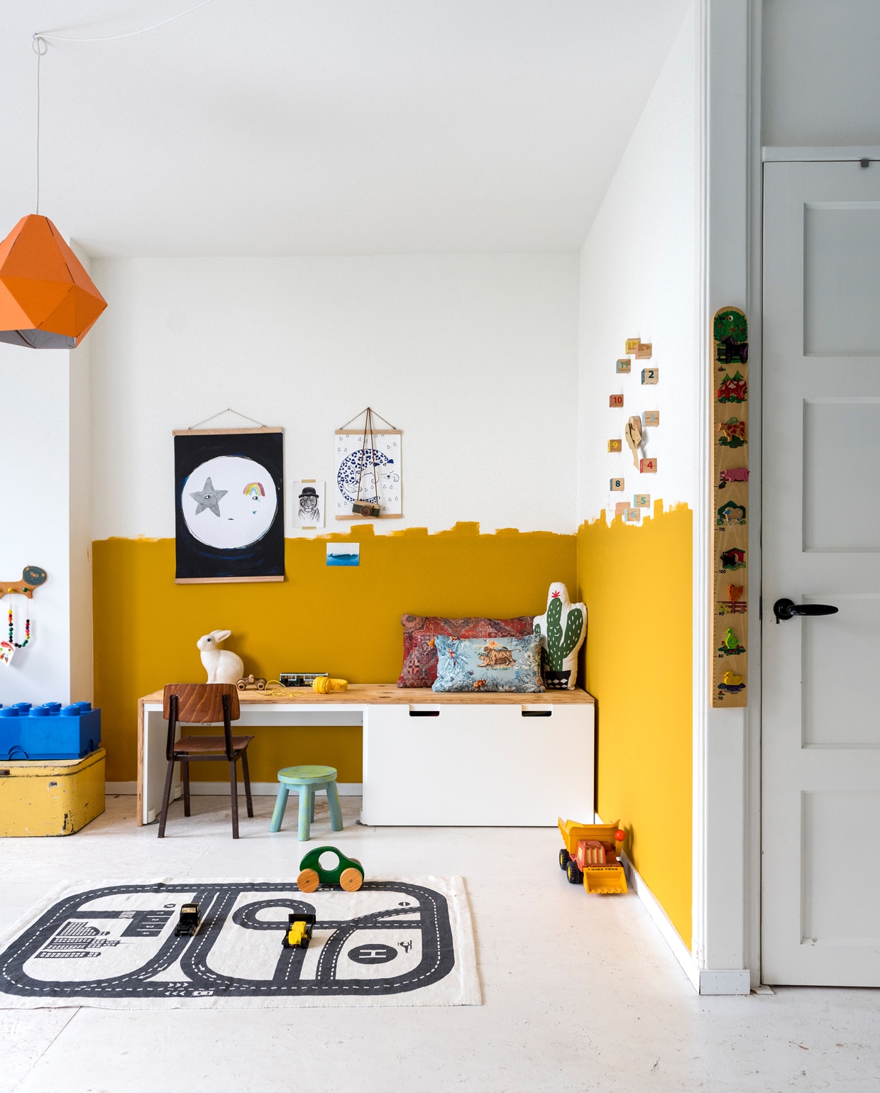 In de kamer van de jongens een poster van Pax &amp; Hart, kleed van H&amp;M Home, kartonnen lamp van Ikea, kussens van ByAlex, stoel en kruk vintage. Het bureau bestaat uit twee meubels van Ikea die door Alexandra aan elkaar werden gelijmd met een multiplex plank eroverheen. De vloer van OSB-platen werd drempelloos gelegd en behandeld met whitewash. De kleur op de muur, Mild Honey van Flexa, bracht Alexandra aan zonder strakke rand voor een levendig effect. vtwonen binnenkijken special 2019 |