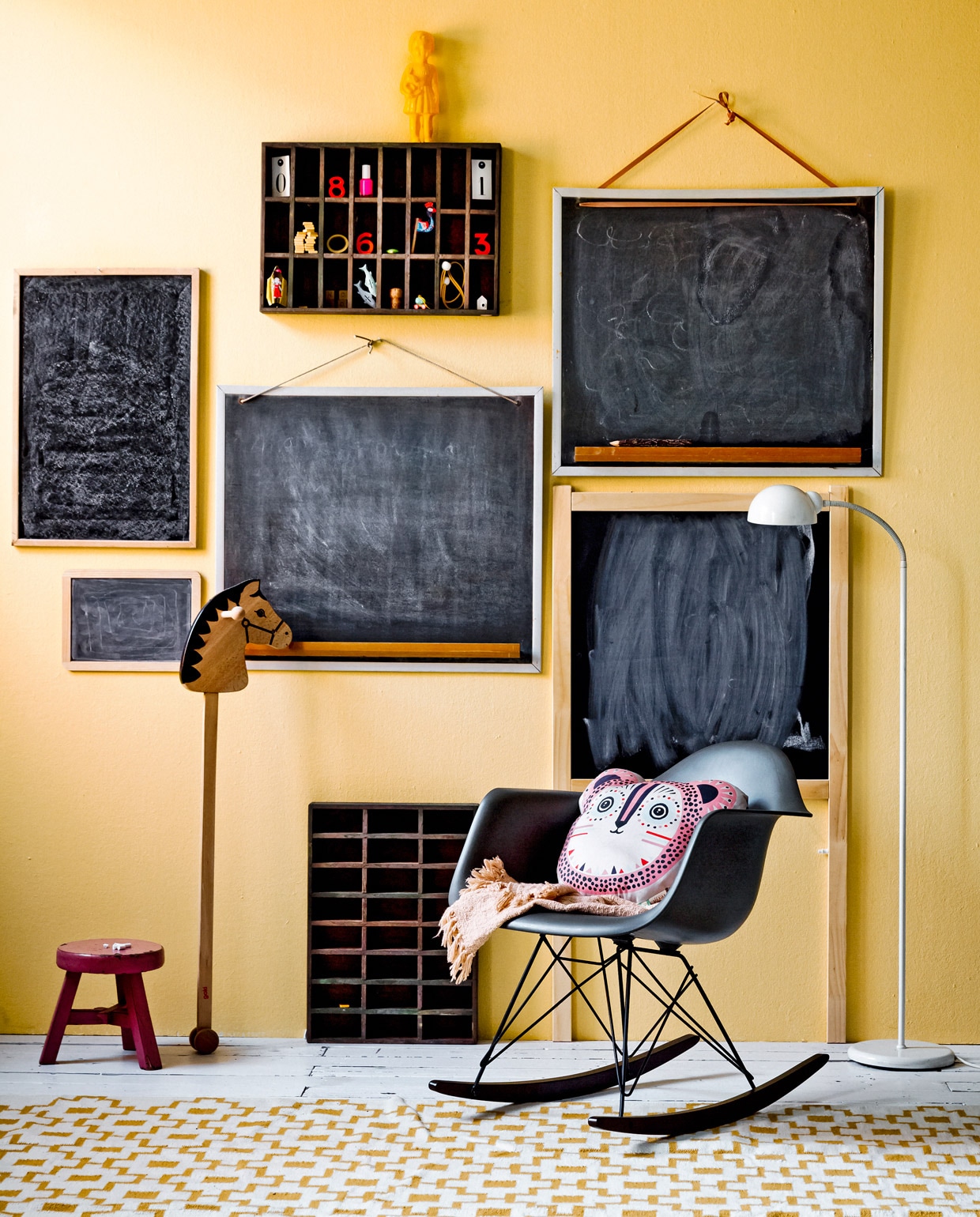 1 Mandje van Liewood, 18×14,5 cm (hxb) € 16,95. 2 Muurdecoratie van Camcam Copenhagen, set van 3 € 47,95. 3 Manden van Childhome, set van 3 € 34,95. 4 Vlaggenlijn van Camcam Copenhagen, 220 cm € 32,95. 5 Bedhemel van Sebra, 240×52 cm (hxØ) € 119,95. 6 Wolken mobiel van Sebra, 57×22 cm (hxØ) € 54,95. 7 Muurornament vogelhuisje Mus van Kidsdepot, 20x15x22 cm (bxdxh) € 19,95. 8 Jongleerbal van Oyoy, Ø 13 cm € 27,50. 9 Kussensloop Odette Biscuit van La Cerise sur le Gâteau, 50×70 cm € 25,-. 10 Ledikantdeken Antwerp van Koeka Kids, 100×150 cm € 69,95. 11 Aankleedmat Matty van Leander, 70×50 cm € 99,-. 12 Unicorn kussen van Kidsdepot, 45×45 cm € 24,95. 13 Hydrofiele deken van Camcam Copenhagen, 100×100 cm € 44,95. 14 Deken Diamond Knit van Jollein, 100×150 cm € 50,95. 15 Muziekmobiel van Camcam Copenhagen € 44,95. 16 Ledikant/meegroeibed van Sebra, 115×75,8×88 cm (lxbxh) € 849,95. 17 Commode van Leander, 91x94x55 cm (hxbxd) € 699,-. 18 Kussen konijn van Kidsdepot, 40×40 cm € 24,95. 19 Katoenen mand van Bloomingville, 40×30 cm (hxØ) € 45,-. 20 Poef Unicorn op pootjes van Kidsdepot, 31x45x59 cm (bxdxh) € 99,95. 21 Moeder konijn Bunny van Kidsdepot, 40 cm € 24,95. 22 Konijn Lucy van Kidsdepot, 25 cm € 19,95. 23 Kussen Bird van Roommate, 45×38 cm € 36,95. 24 Houten huis Funkis van Ferm Living, 55,5×66,8×20 cm (hxbxd) € 199,-. 25 Houten speelgoed konijn van Oyoy, 13×7 cm (hxØ) € 33,99. 26 Jute kleed van Kidsdepot, Ø 110 cm € 49,95. 27 Fauteuil Bobly van Kave Home, 80x50x75 cm (hxbxd) € 329,-. 2017-10 bookazine | fotografie Ernie Enkelaar
