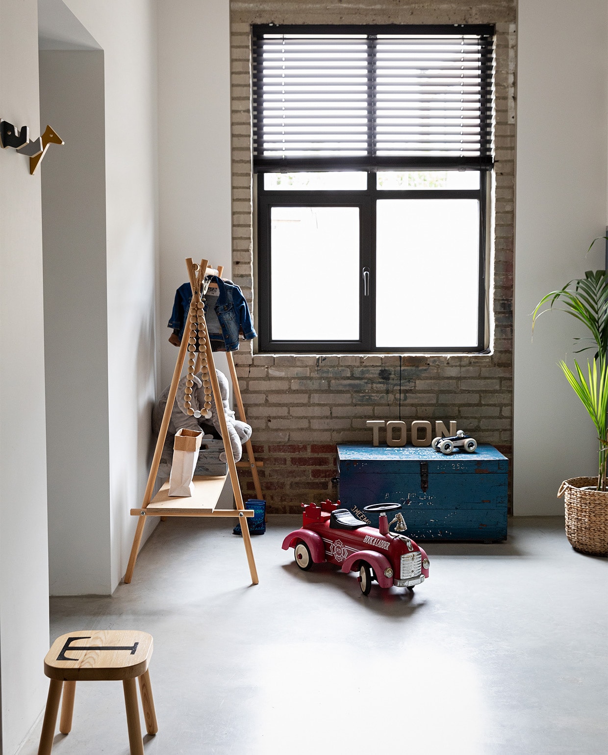 Legerkist erfstuk. Kledingrek zelfgemaakt. Auto Hook &amp; Ladder. Houten wandhaken dieren Sebra in de kleuren van de kamer geverfd. Overig onbekend. JA | vtwonen 01-2022 | styling Ilona Jongepier  | fotografie Dana van Leeuwen
