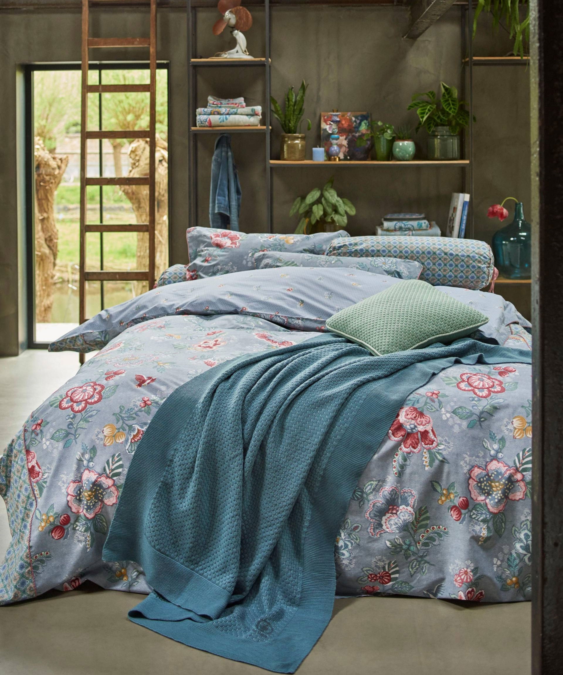 Tienerkamer meisje | PiP Studio | bloemetjesdekbed en blauwe accenten