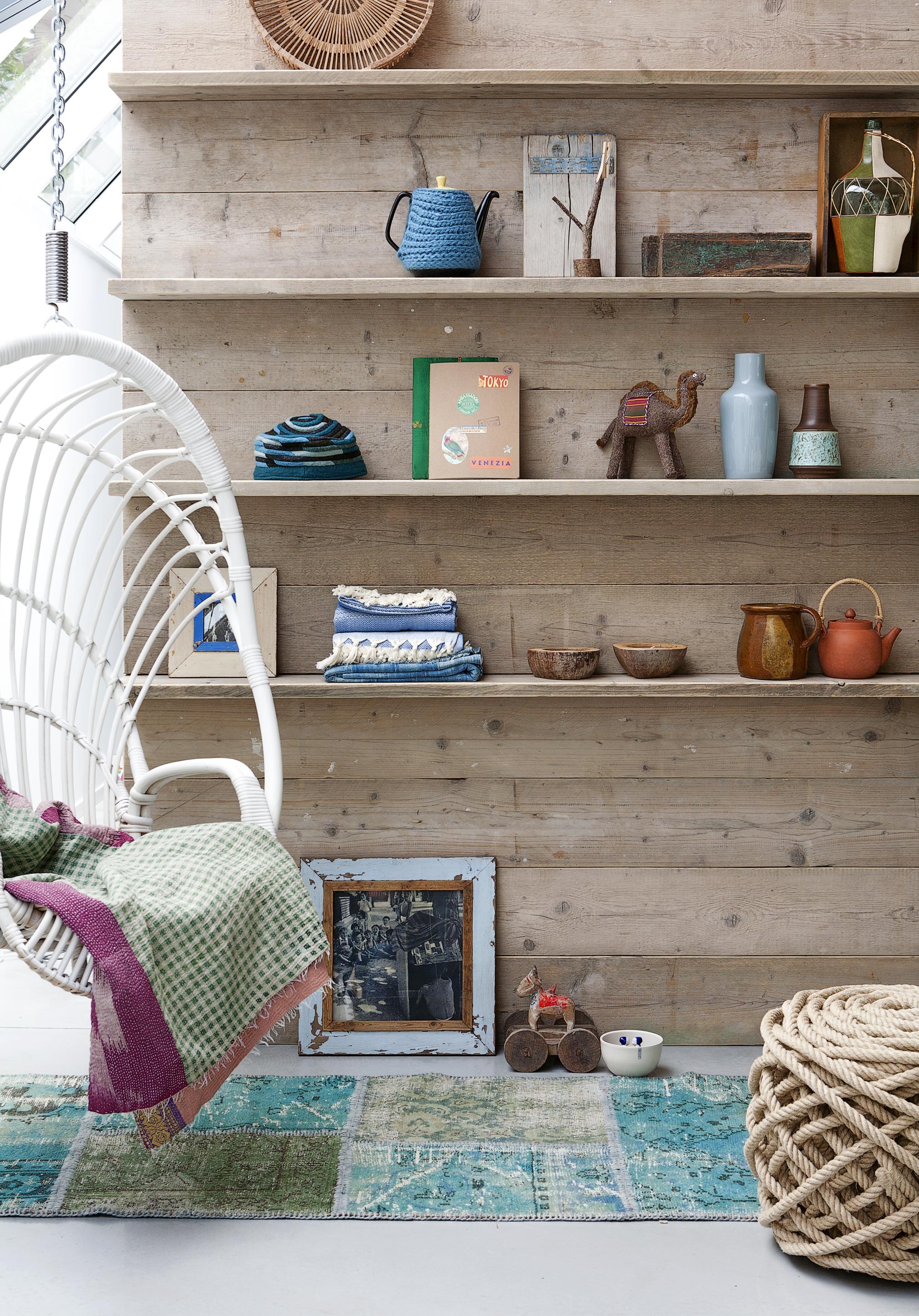 Steigerdelen 300x20x3 cm (). Plaid (). Patchwork loper, paardje op wielen (). Sloophouten lijst met prent, poef Flax Ottoman van Christien Meindertsma (). Op de planken van links naar rechts en van onder naar boven: wit lijstje met prent (). Stapel hammamdoeken (). Cocosnootkaarsen (). Bruin kannetje van aardewerk (). Theepotje (). Kyrgisisch hoedje (). Groen notitieboek (). Fotoboek (). Kameel (). Vaas Hella Jongerius (). Vintage vaasje (). Theepot met gebreid jasje van Brown Ducal (). Kaartenhouder, groen kistje (). Karaf (). Fairtrade dienblad (). Overig is privébezit.