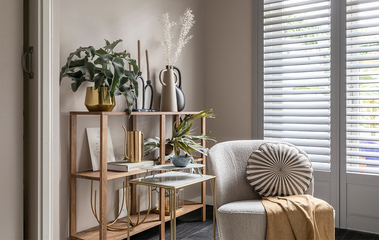 Flexa Easycare Muren muurverf Urban Taupe (flexa.nl). Shutters in de kleur Signal Grey, prijs op aanvraag (jasnoshutters.nl). Pvc-vloer Country Oak 54991 van Moduleo, prijs op aanvraag (woninginrichting-aanhuis.nl). Fauteuil van vtwonen € 279,-, zwarte kan € 65,- (eijerkamp.nl). Sprei € 335, kussen € 95,- (bungalow.dk). Zwarte kandelaar van designer De Ling, prijs op aanvraag (instagram.com/junoonbyjanicejill/). Bijzettafel, set van 2 € 457,58, gieter € 56,- (nordal.eu). Grijs plateau op de bijzettafel € 109,99 (kwilleminhuis.nl). Kunstwerken artprint flora, prijs op aanvraag (maartjevandennoort.nl). Lepel van vtwonen, set van 2 € 12,55, kom van Serax, 12-delige set € 199,- (vtwonen.nl). DIY wandkast van vtwonen (vtwonen.nl/diy). Gouden plantenpot € 14,99, plantenpot in stolp € 4,99 (hm.com). Kunstplant prijs op aanvraag (silk-ka.com). Plant, droogtakken, prijs op aanvraag (plantje.nl). Overig privébezit. JA | vtwonen weer verliefd op je huis | seizoen 15, aflevering 12 | styling Liza Wassenaar | fotografie Margriet Hoekstra