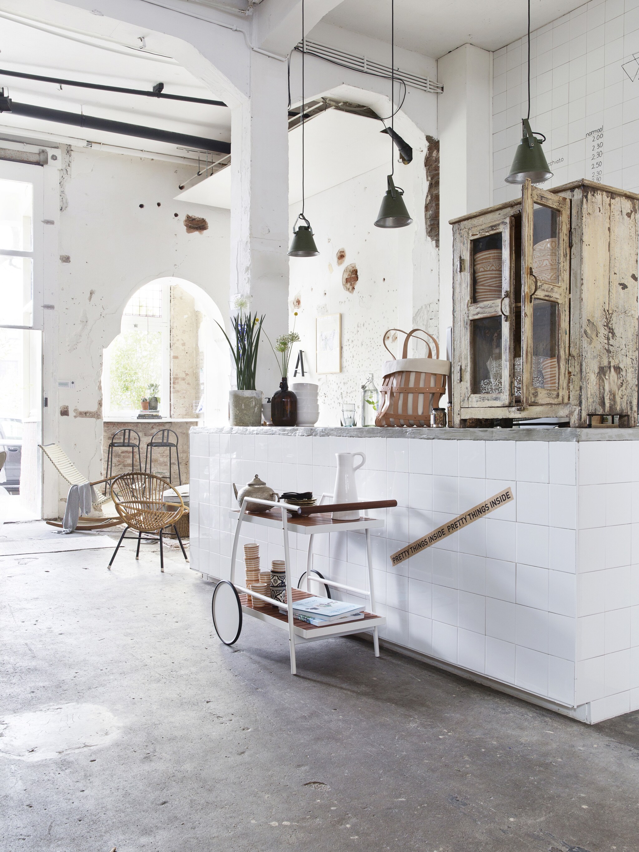 hippe witte keuken in de sfeer van een strandhuis