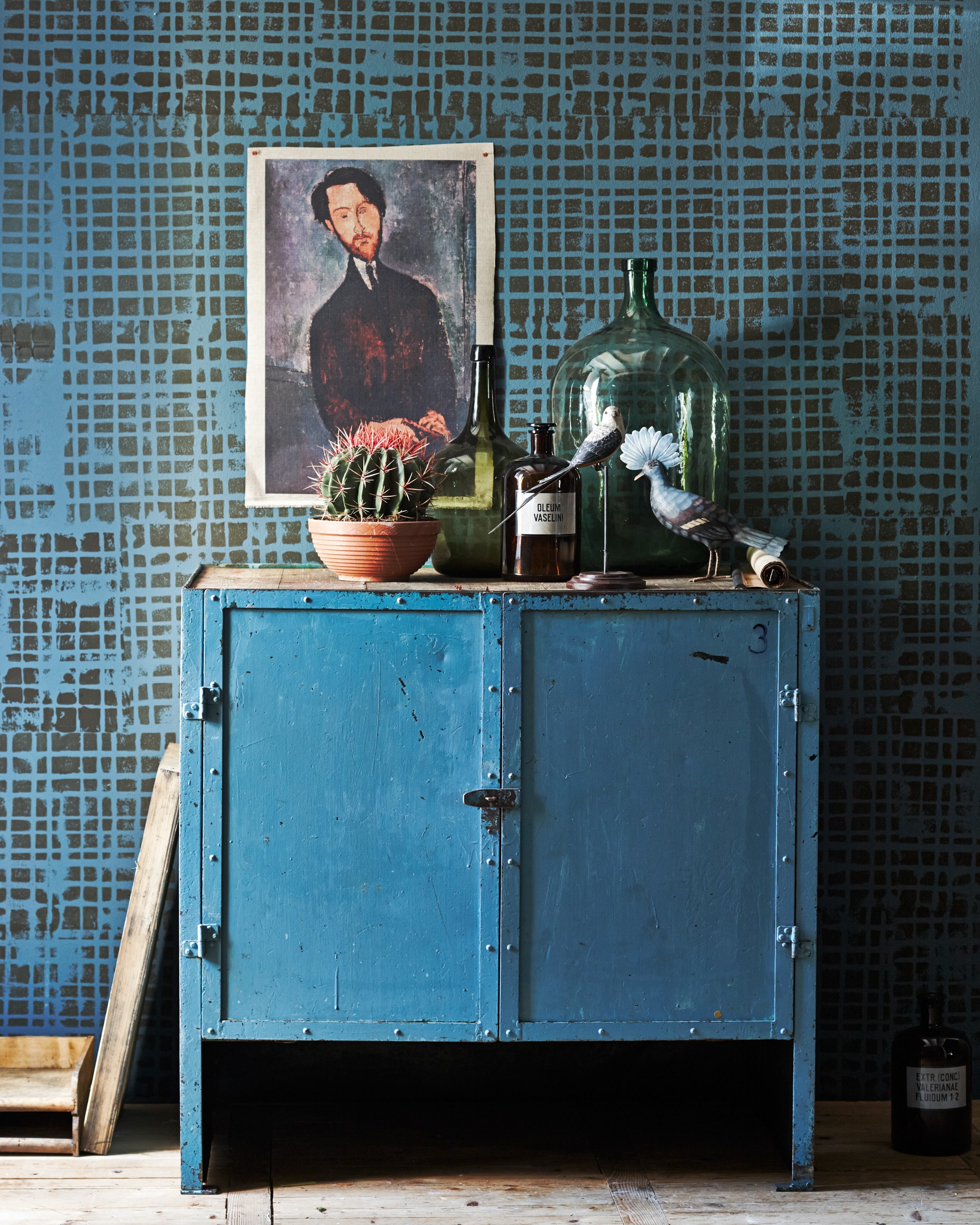 Werkkast € 495,-, glazen fles groot € 90,-, apothekersfles € 35,- (). Houten vogels per stuk vanaf € 56,- (). Platte groene fles € 25,- (). Kleur: Pure &amp; Original Classico muurverf kleur Country Blue en Mud beide per liter vanaf € 36,30 (). Afbeelding op canvas prijs op aanvraag ().