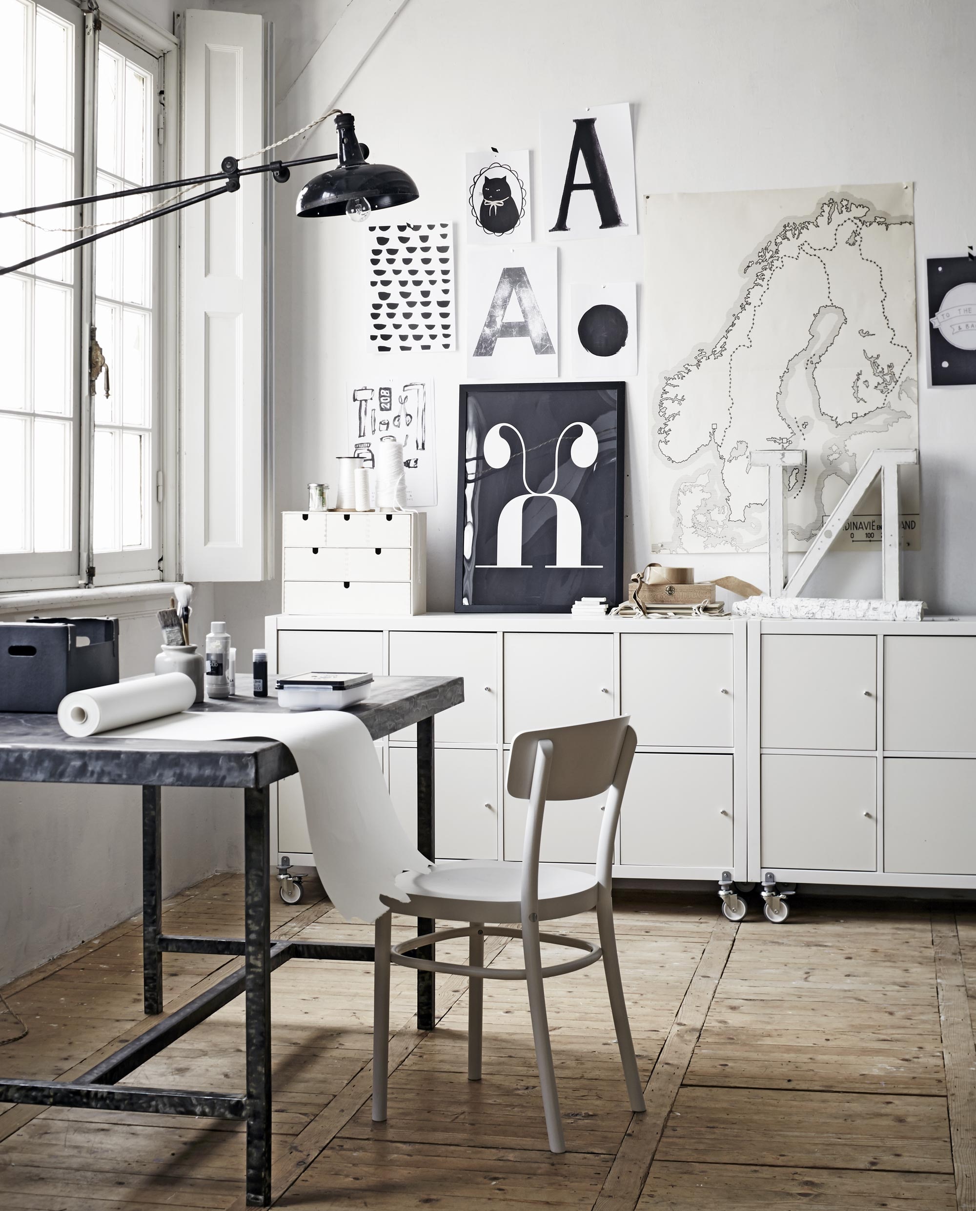 Kasten 77×147 cm, inzet-kastjes Kallax met deur, set wielen Expedit, Idolf in wit, wissellijst Saxnäs, Måla, Måla, houten ladekastje Moppe (). Fabriekstafel gepolijst, antieke verstelbare Franse tandartslamp (). Oude landkaart (). Klossen, oude letter, oude archiefmappen (). Poster met een X (). A4tjes zelf geprint van Pinterest, overige spullen zijn privébezit.