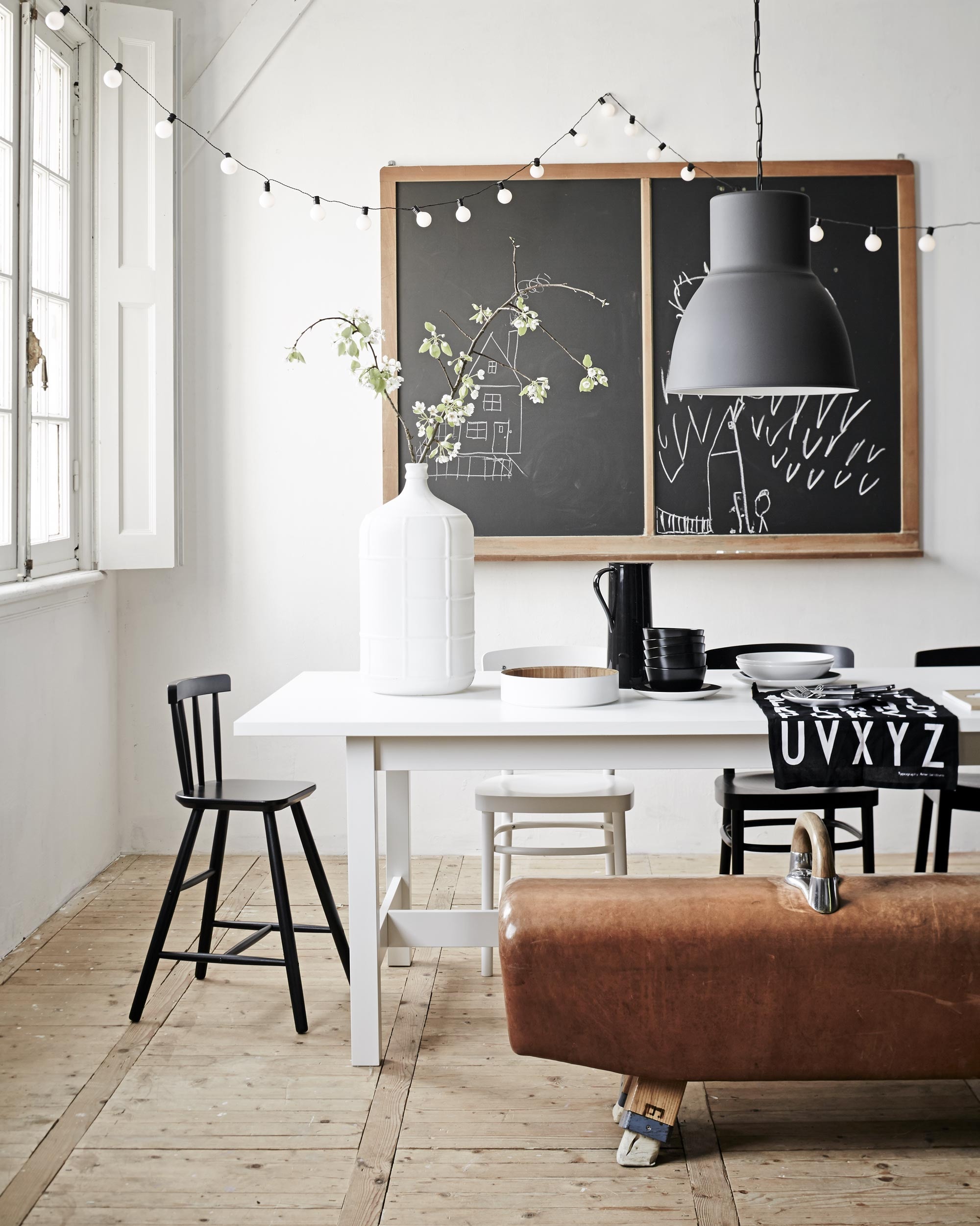 Norden in wit, eetkamerstoelen Idolf in en , zwarte stoel Sigurd, Agam, Hektar groot,  Nödvändig,  Behövd,  Dinera, Mogen 24-delig, lichtsnoer Kilometer,  Tickar en zwart-wit Tickar (). Oud schoolbord van leisteen (). Ingekort vintage gympaard (). Theedoek met letter (). Witte vaas ().