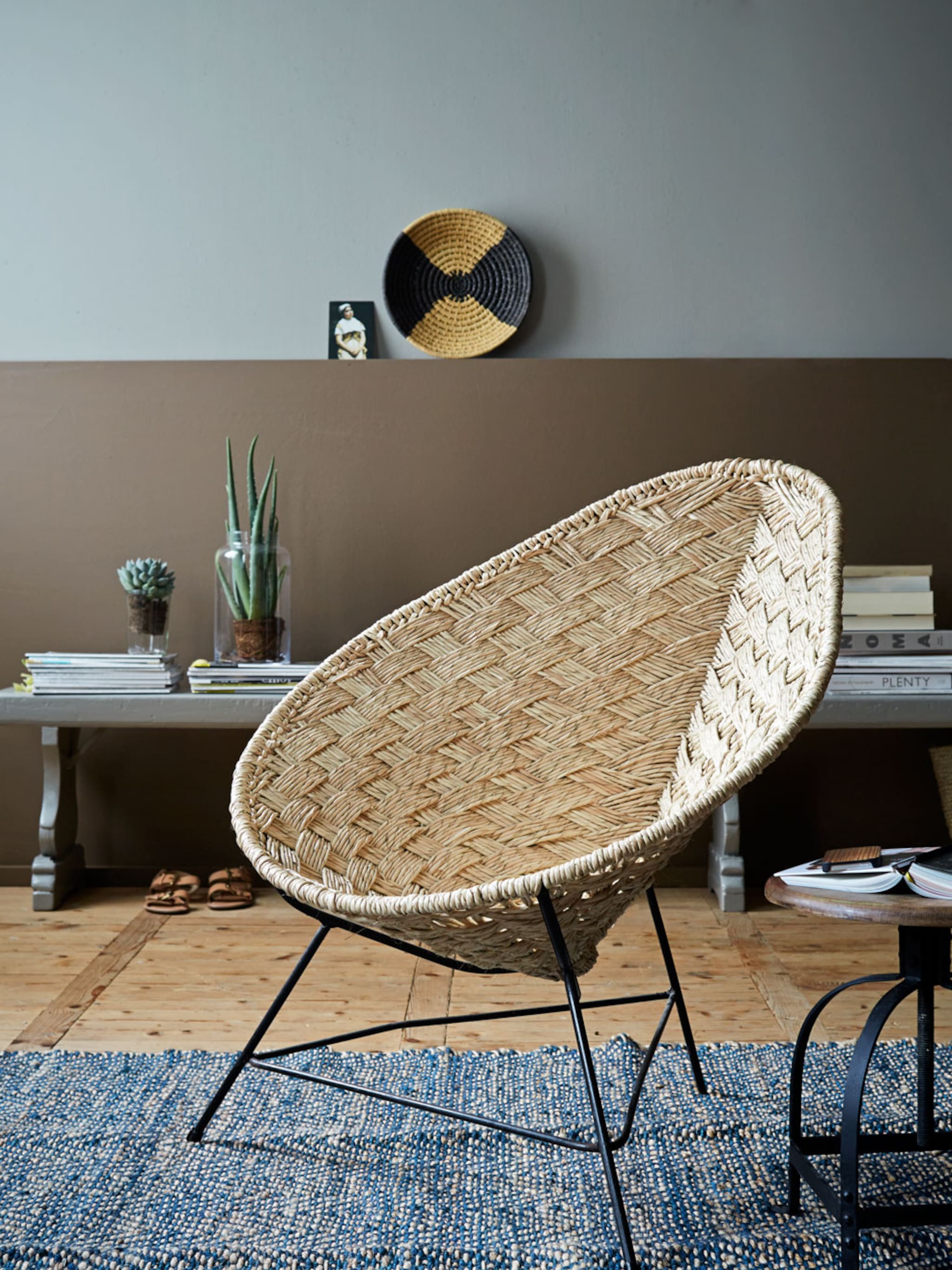loungestoel van gevlochten riet