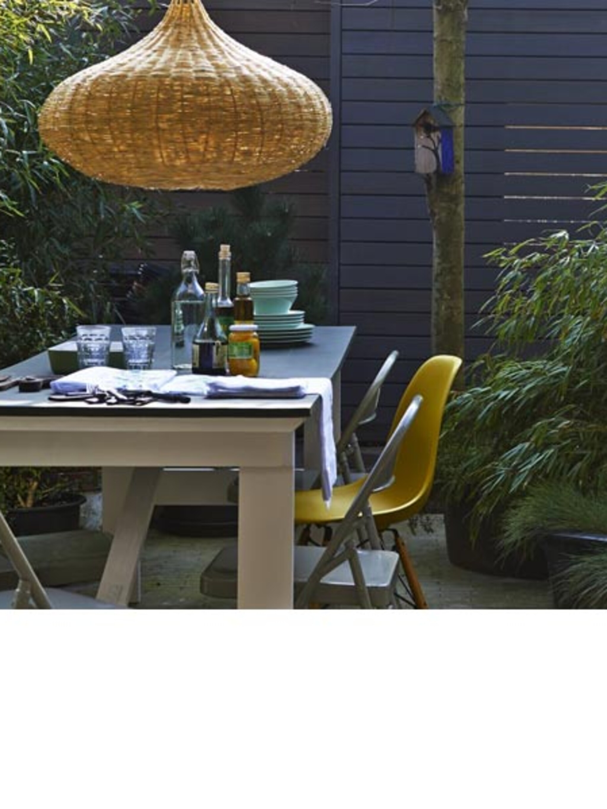 buiten eten aan de tuintafel