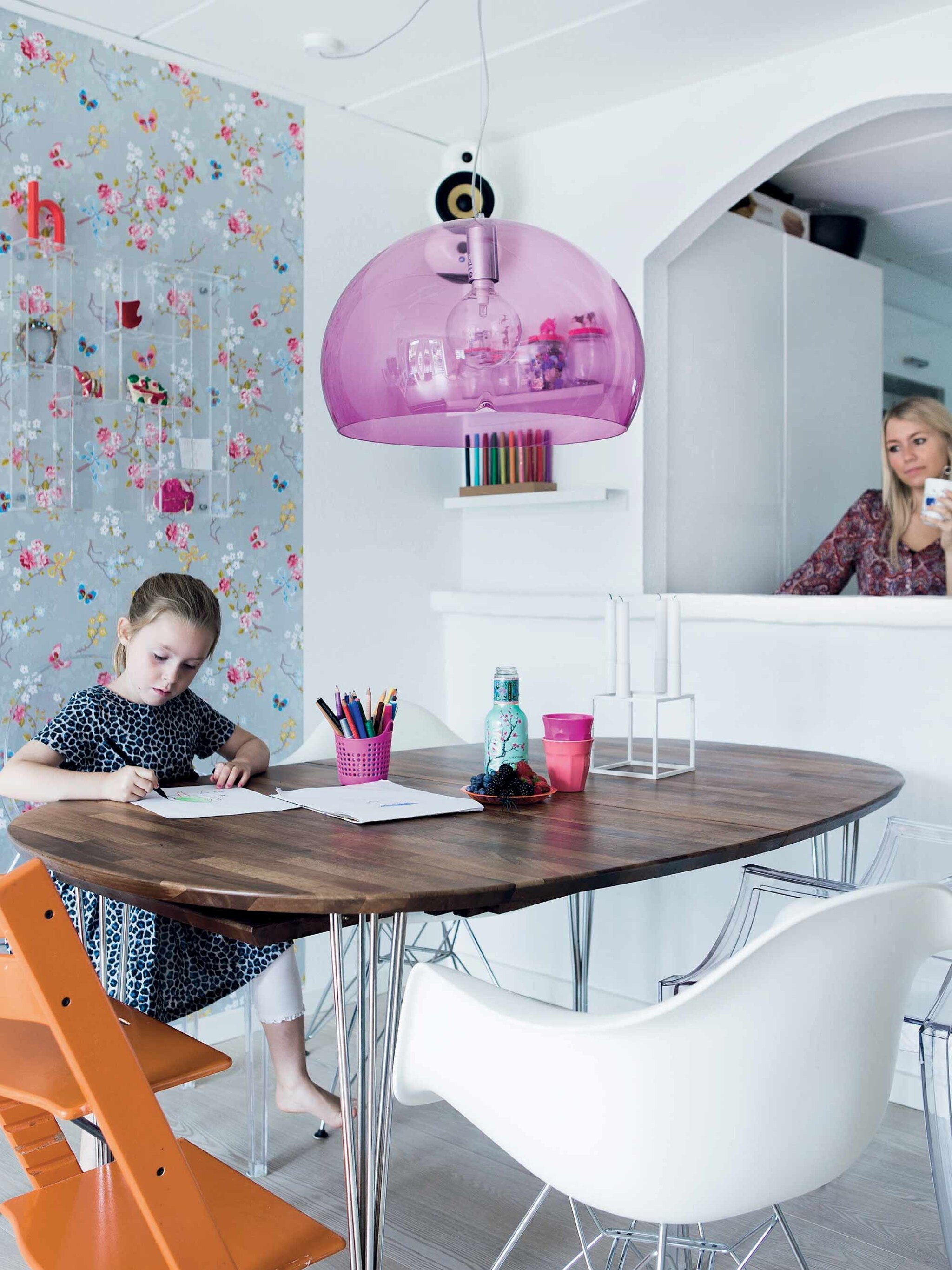 kleurrijk tafelen met behang in de eetkamer