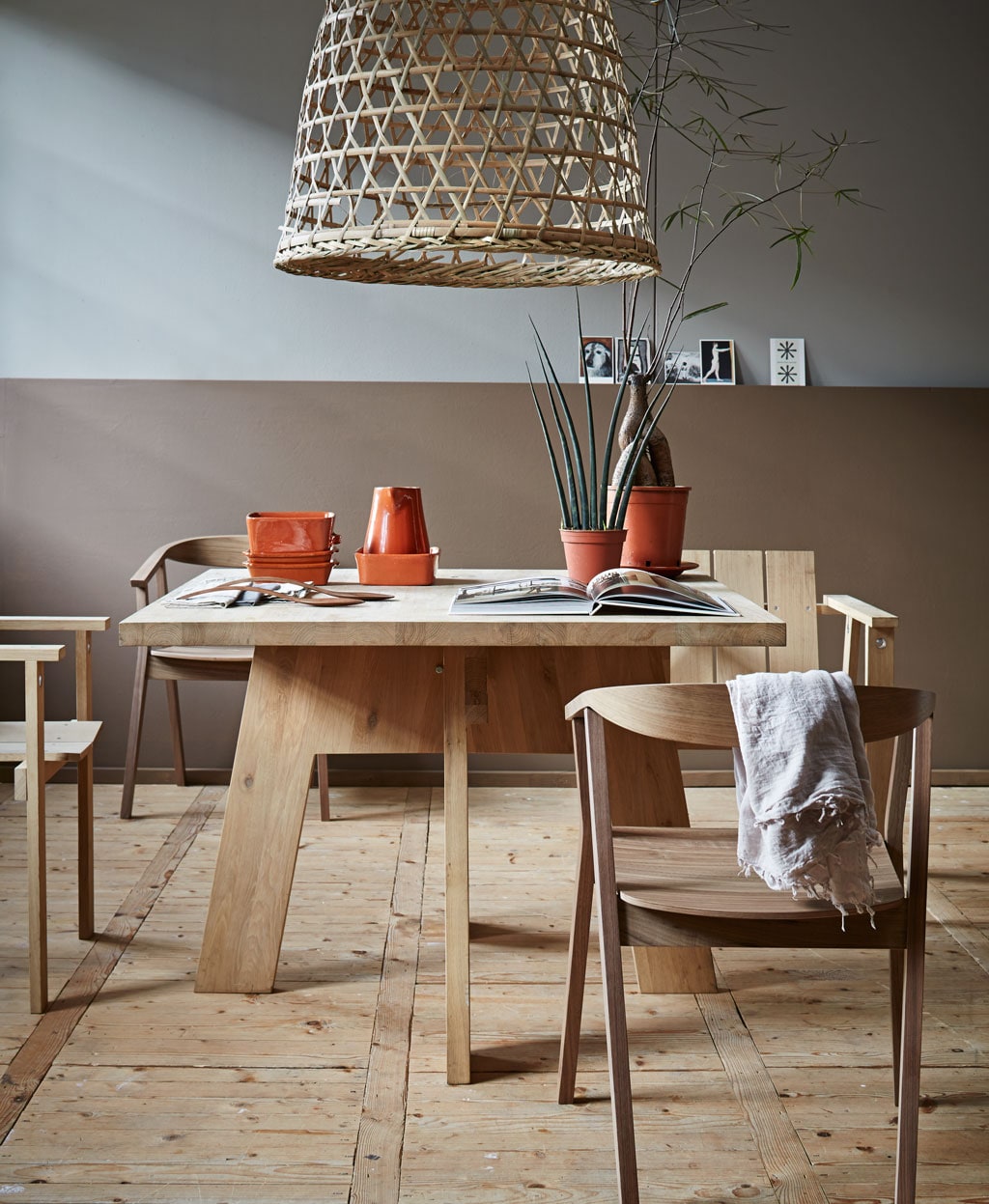 beeld vtwonen aan-tafel-designtafel-piet-hein-eek-vierkant